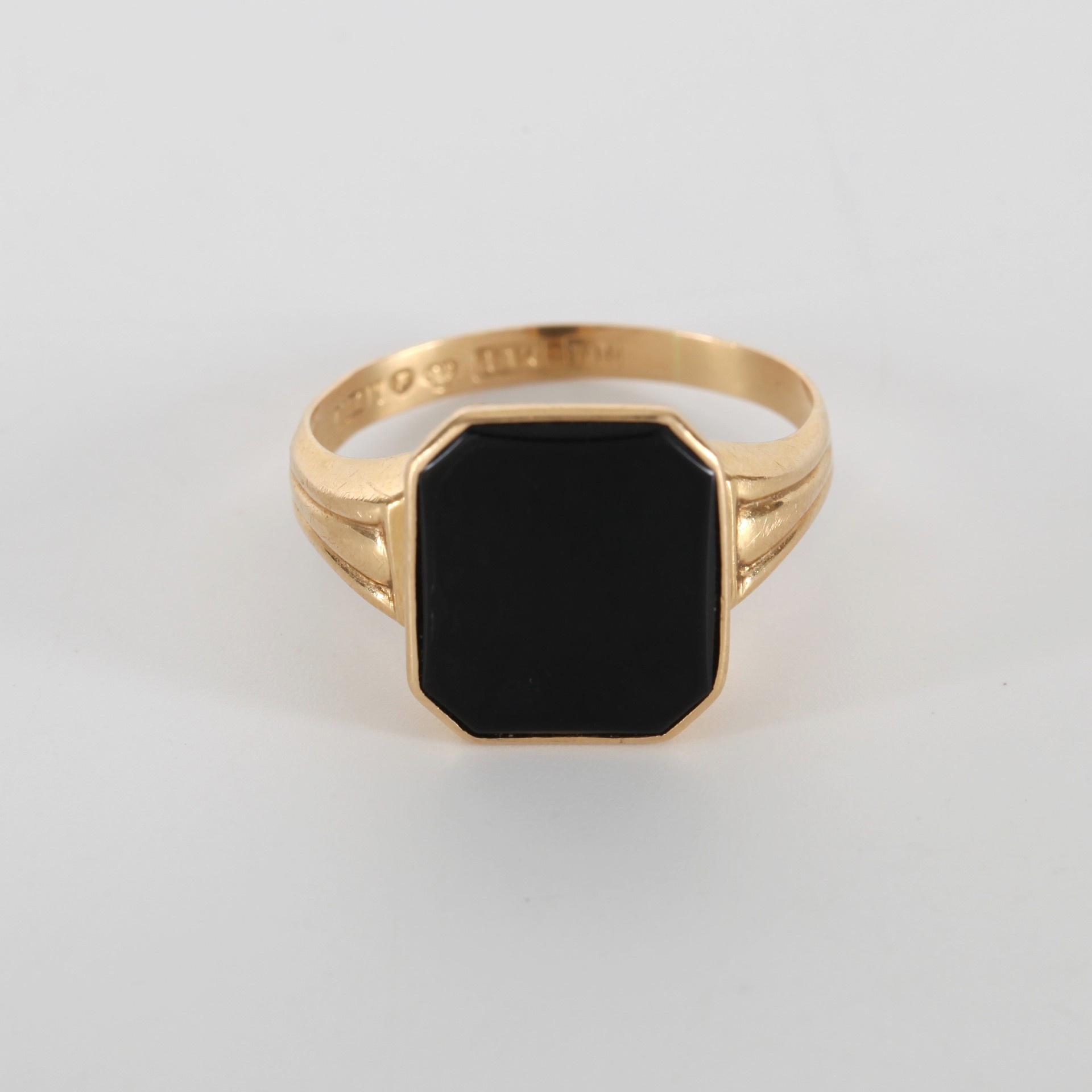 KLACKRING MED ONYX, 18K guld, Alton, 1993.