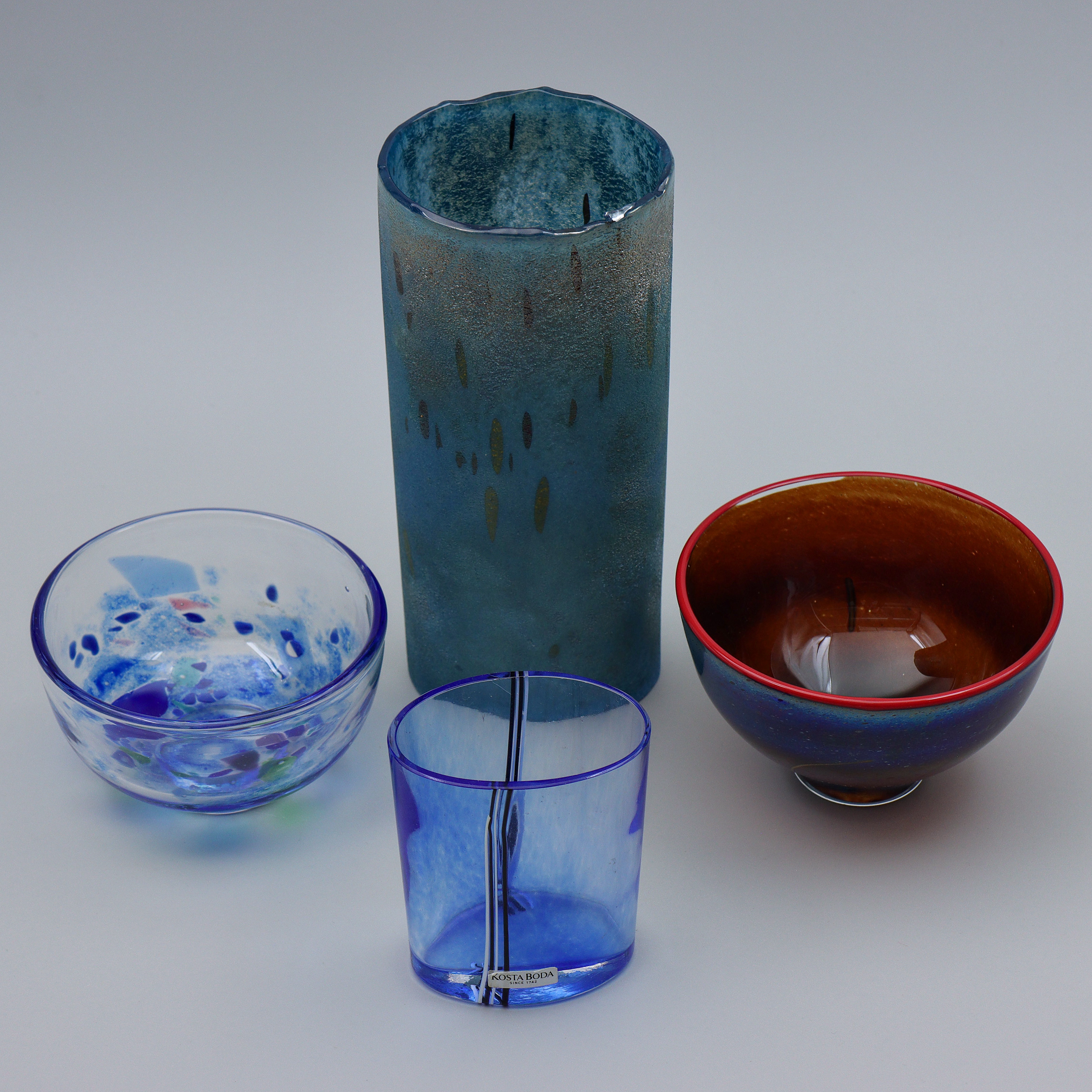 BERTIL VALLIEN. 4 KONSTGLAS, KOSTA BODA, OSIGNERADE.