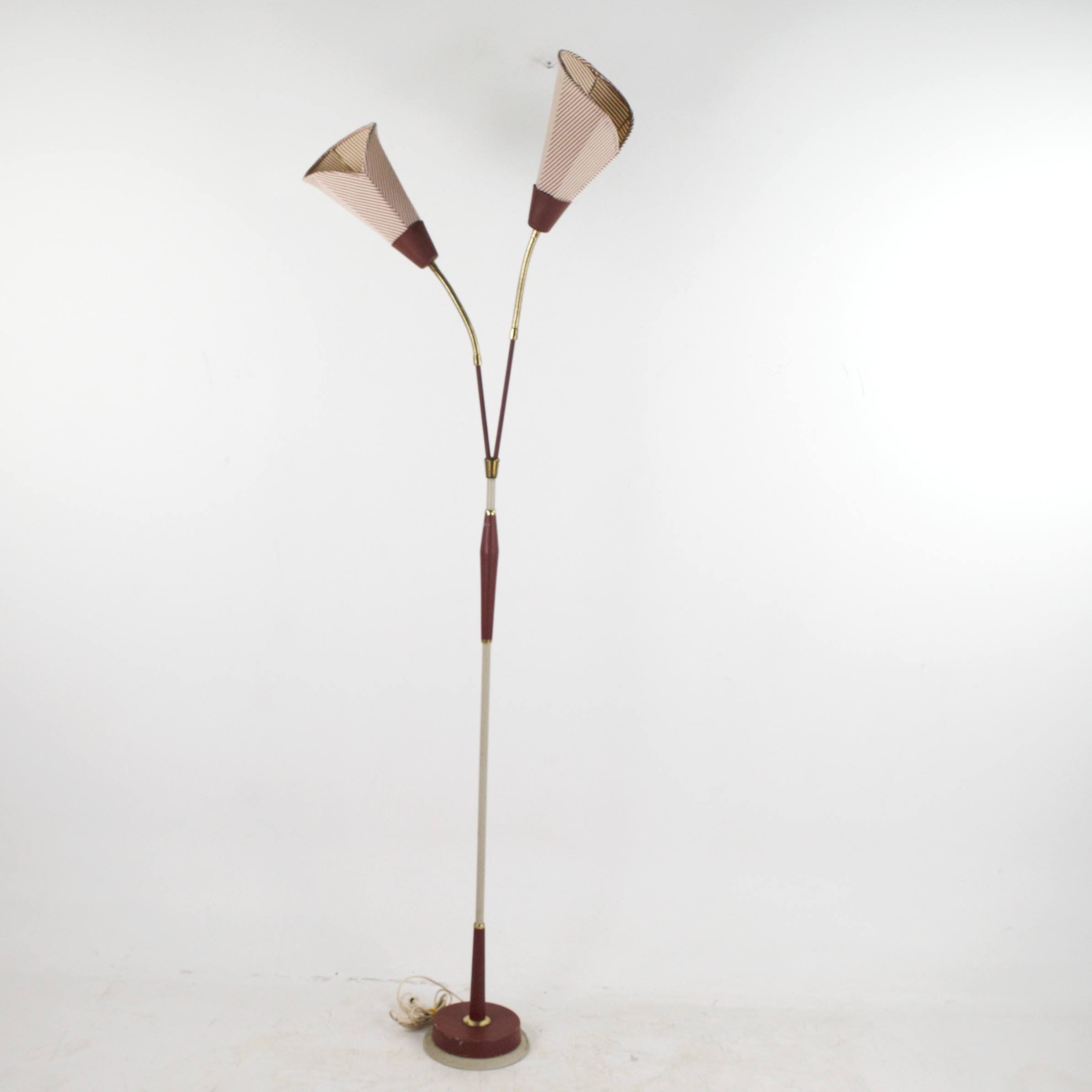 GOLVLAMPA, metall, trä, 2 ljusarmar av mässing, två tygklädda ljuspunker, Pagos Armatur, 1950/60-tal.