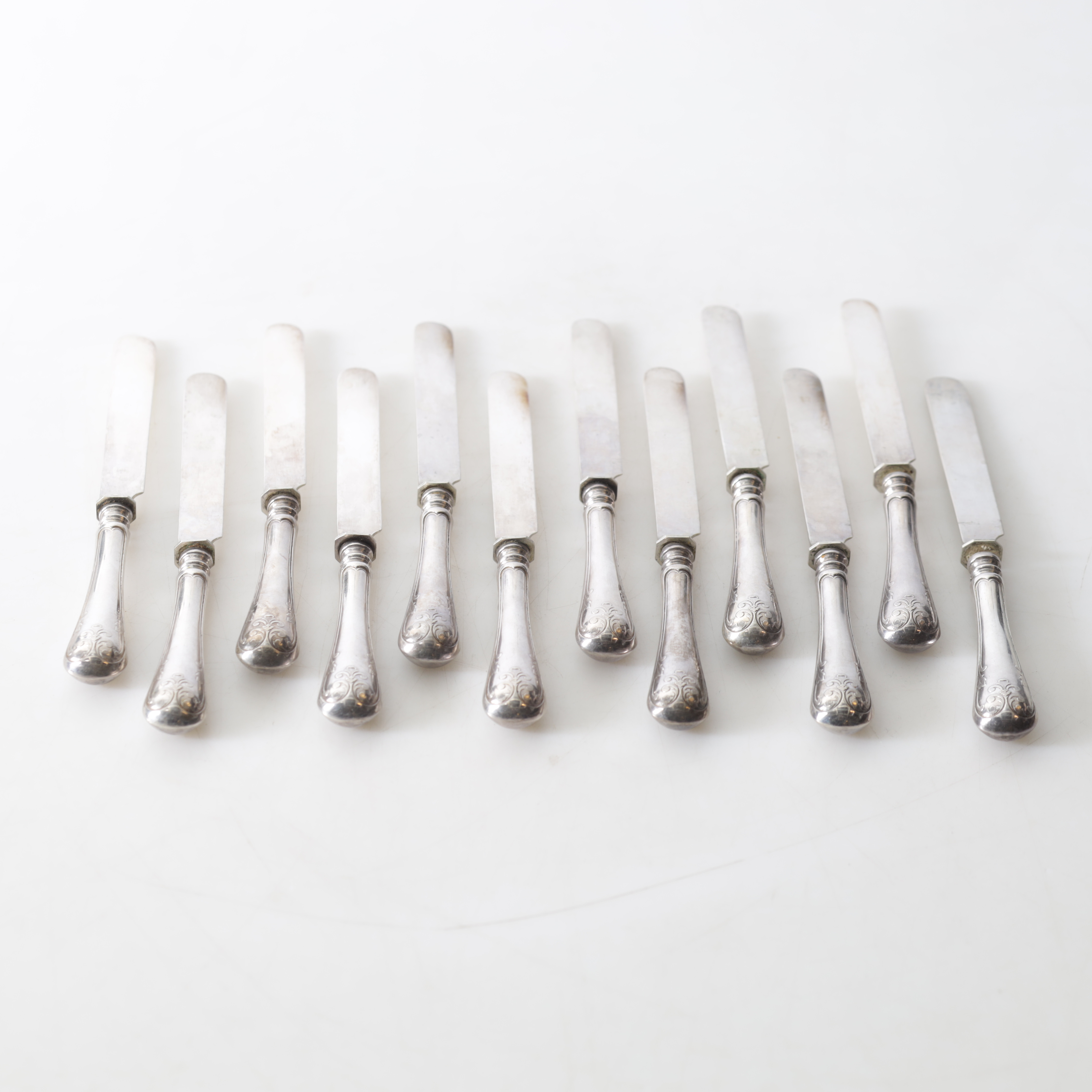 KNIVAR, 12 st, silver, mod. "Gammal Fransk", Guldsmedsaktiebolaget, Stockholm, 1897. Totalvikt ca 710,8 gram.