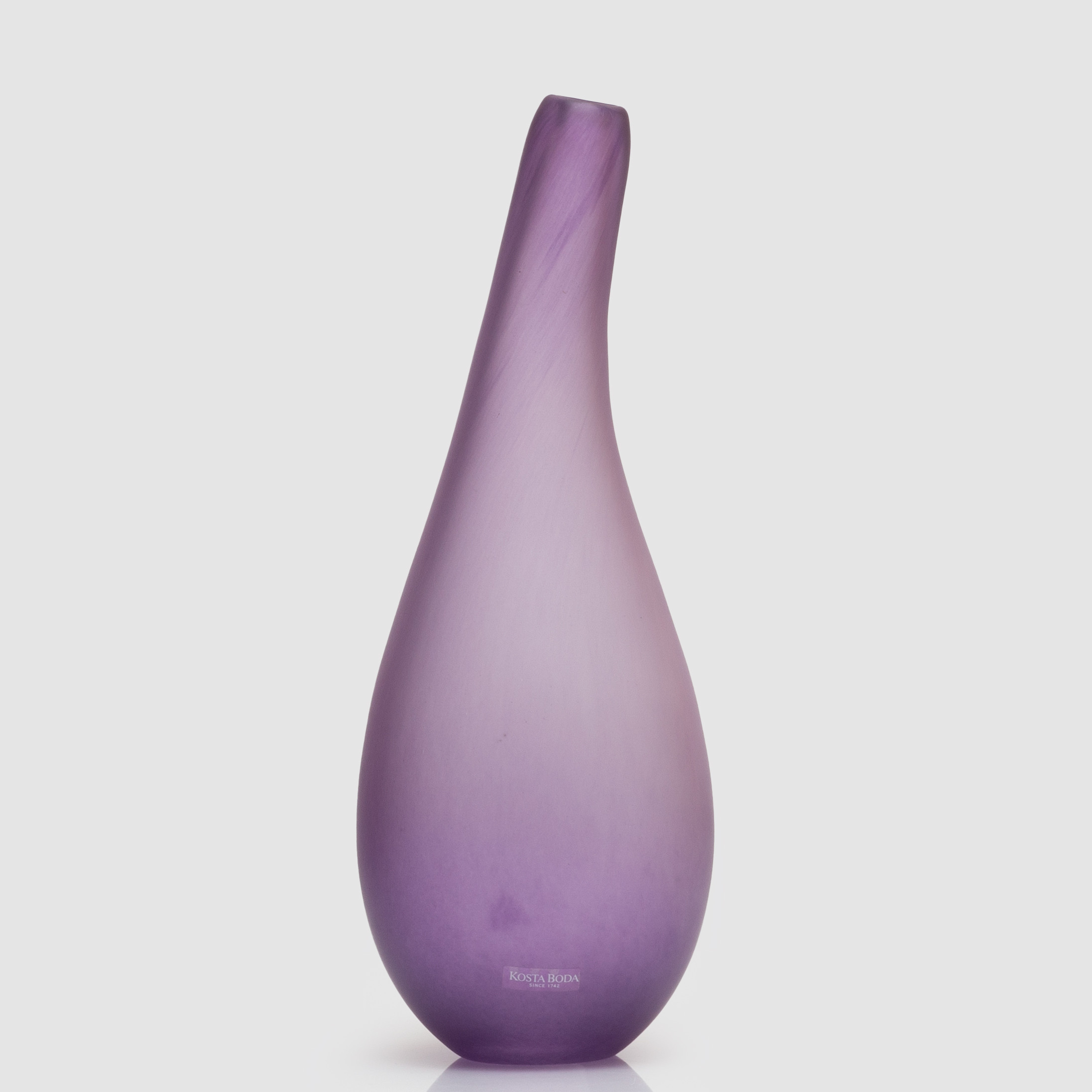 GUNNEL SAHLIN. KARAFF "NATURALIS" KOSTA BODA, SIGNERAD.