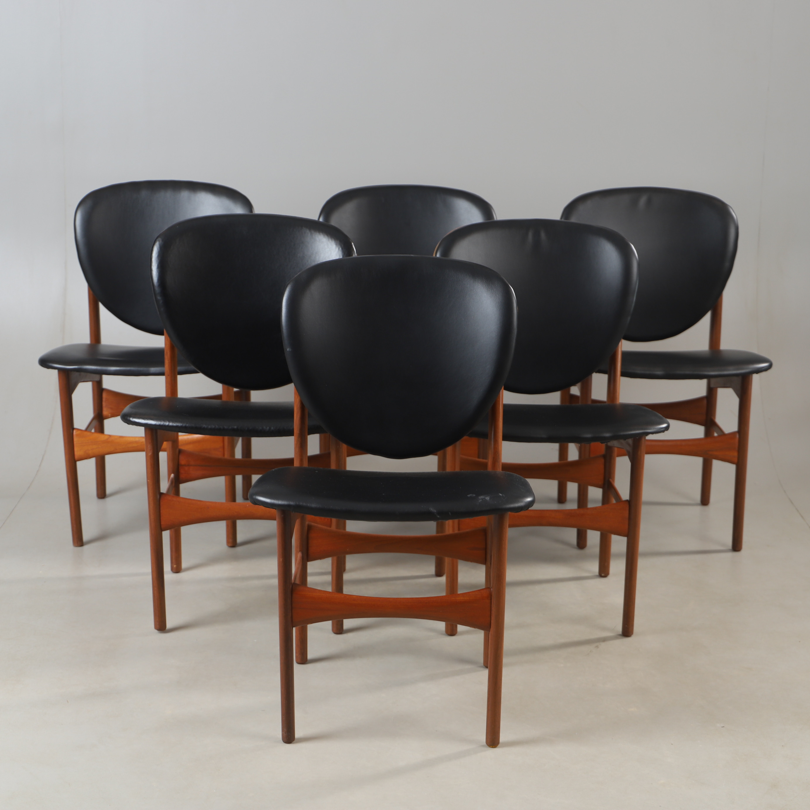 STOLAR, 6 stycken, teak och konstskinn, 1900-talets mitt.