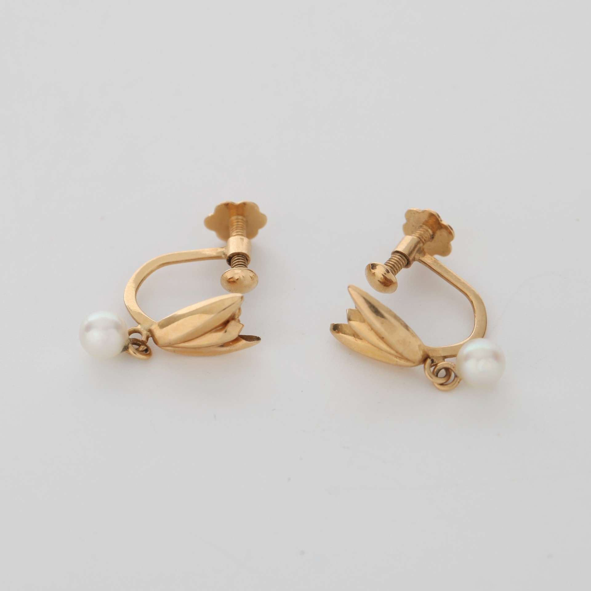 ÖRHÄNGEN MED PÄRLA, 1 par, 18K guld, 1900-talets andra hälft.