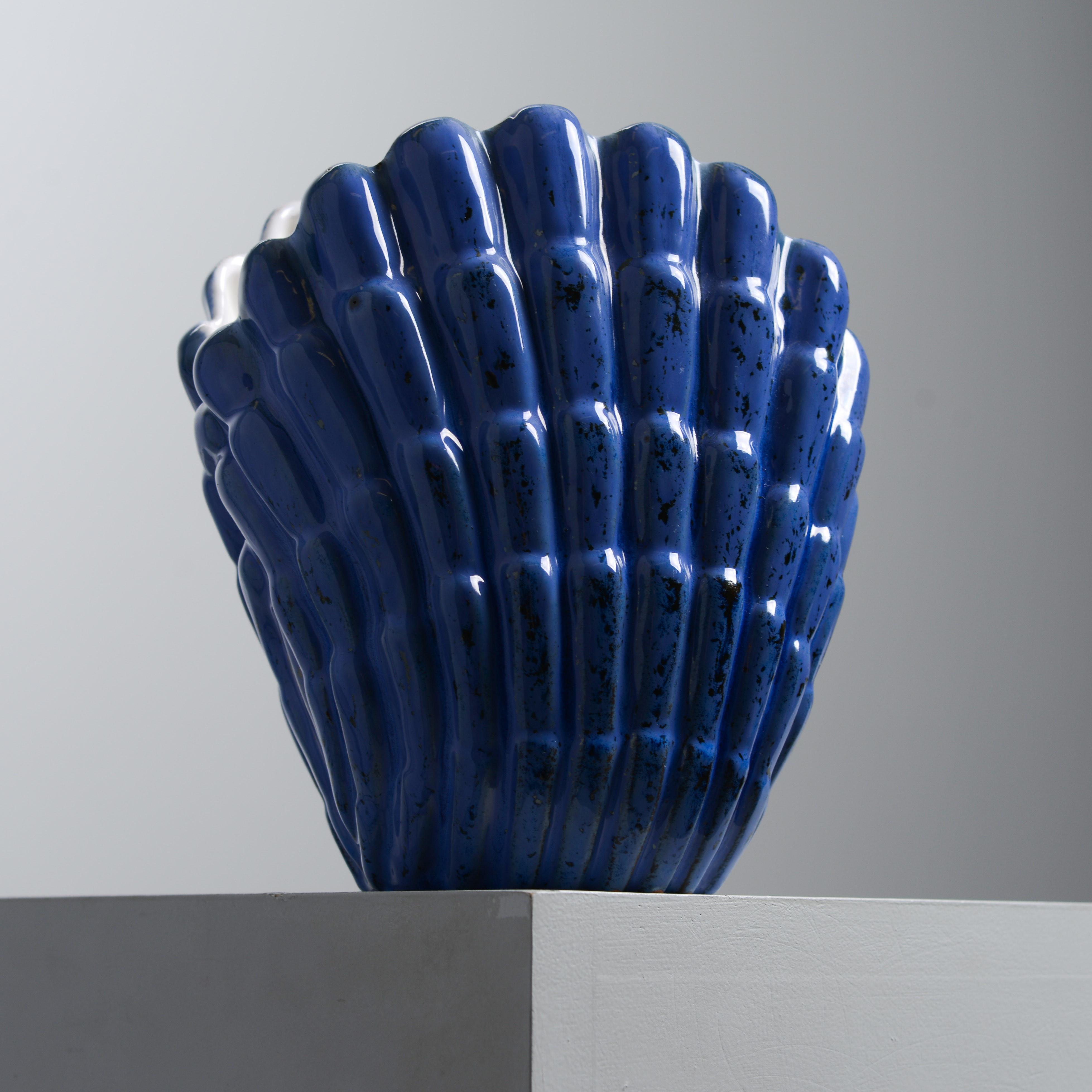 VICKE LINDSTRAND. Vas, modell 342, snäckformad, Upsala-Ekeby, 1944-53.