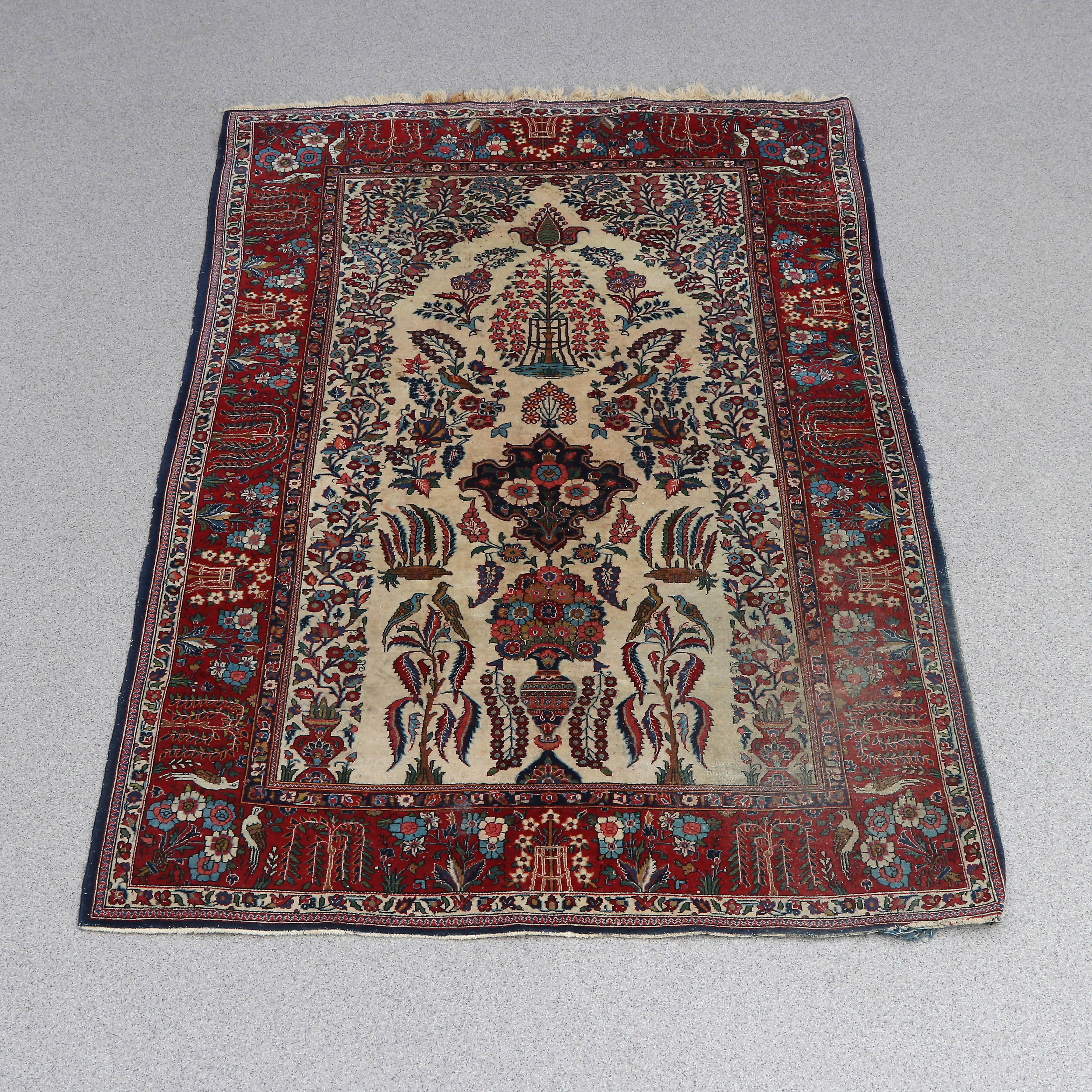 VÄSTPERSISK MATTA. Med bönenisch. Handknuten, ull på bomullsvarp. Semiantik.