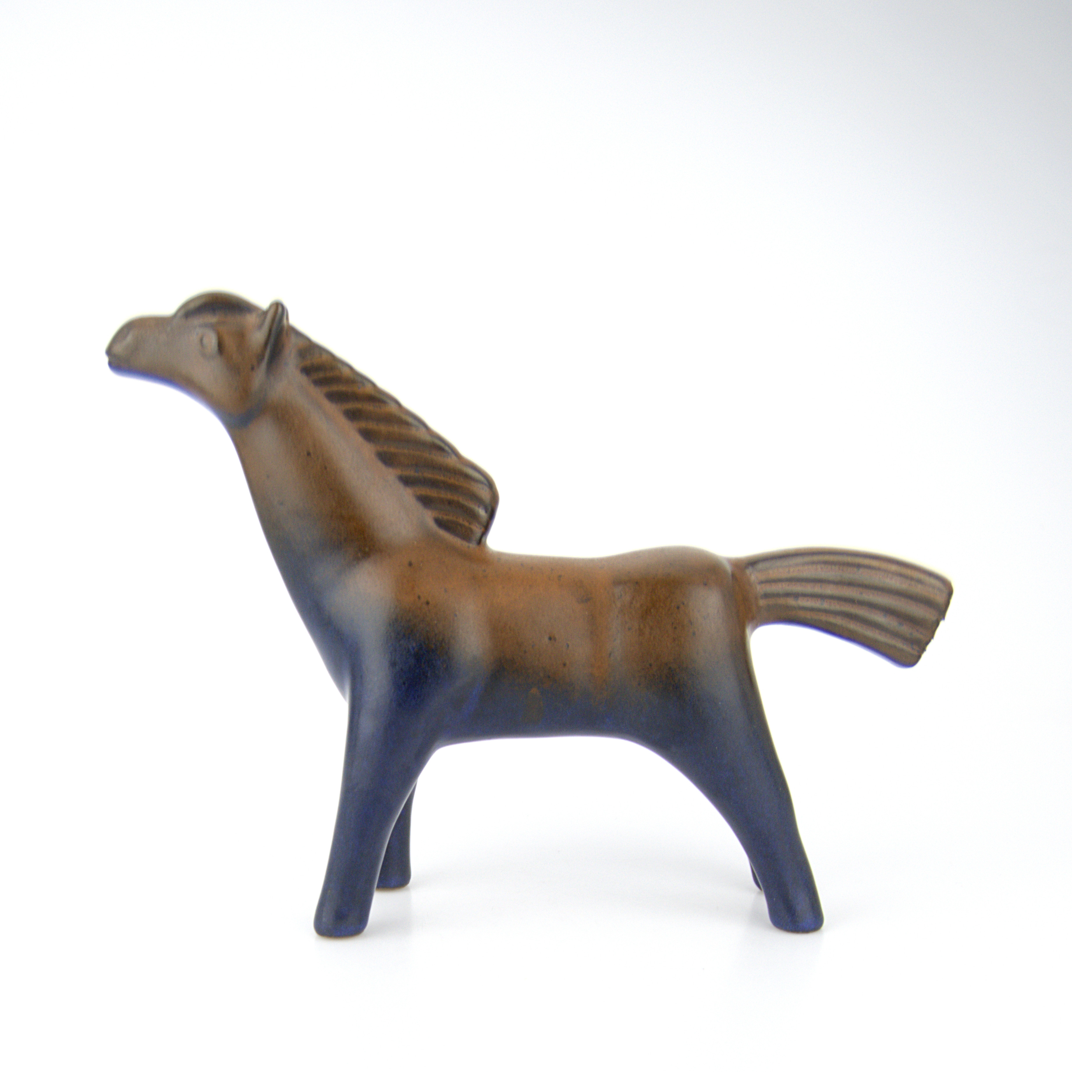 DOROTHY CLOUGH. Figurin, häst, glaserad keramik, etikettmärkt Uppsala Ekeby, 1970-tal.