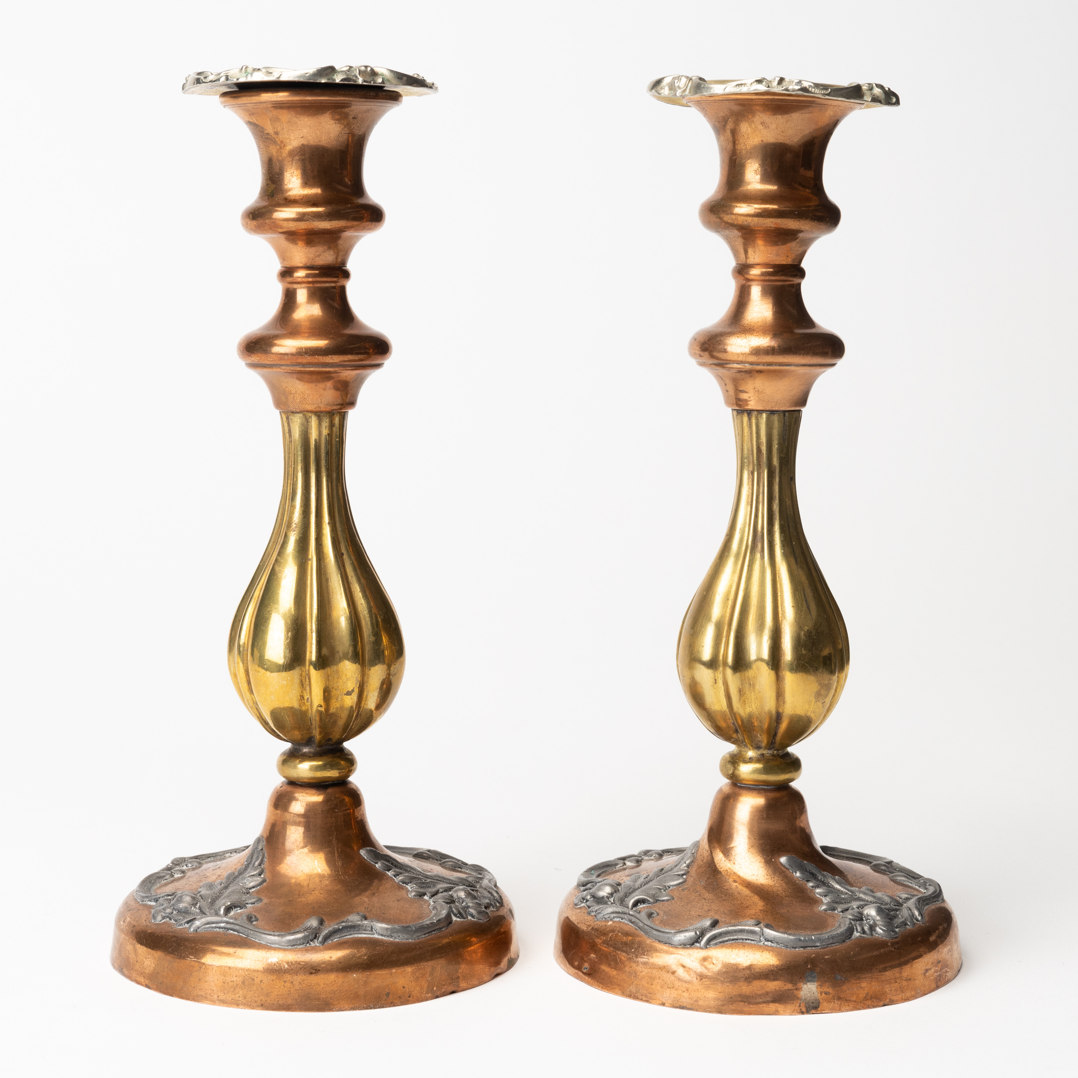 LJUSSTAKAR, ett par, mässing och koppar, 1800-tal.