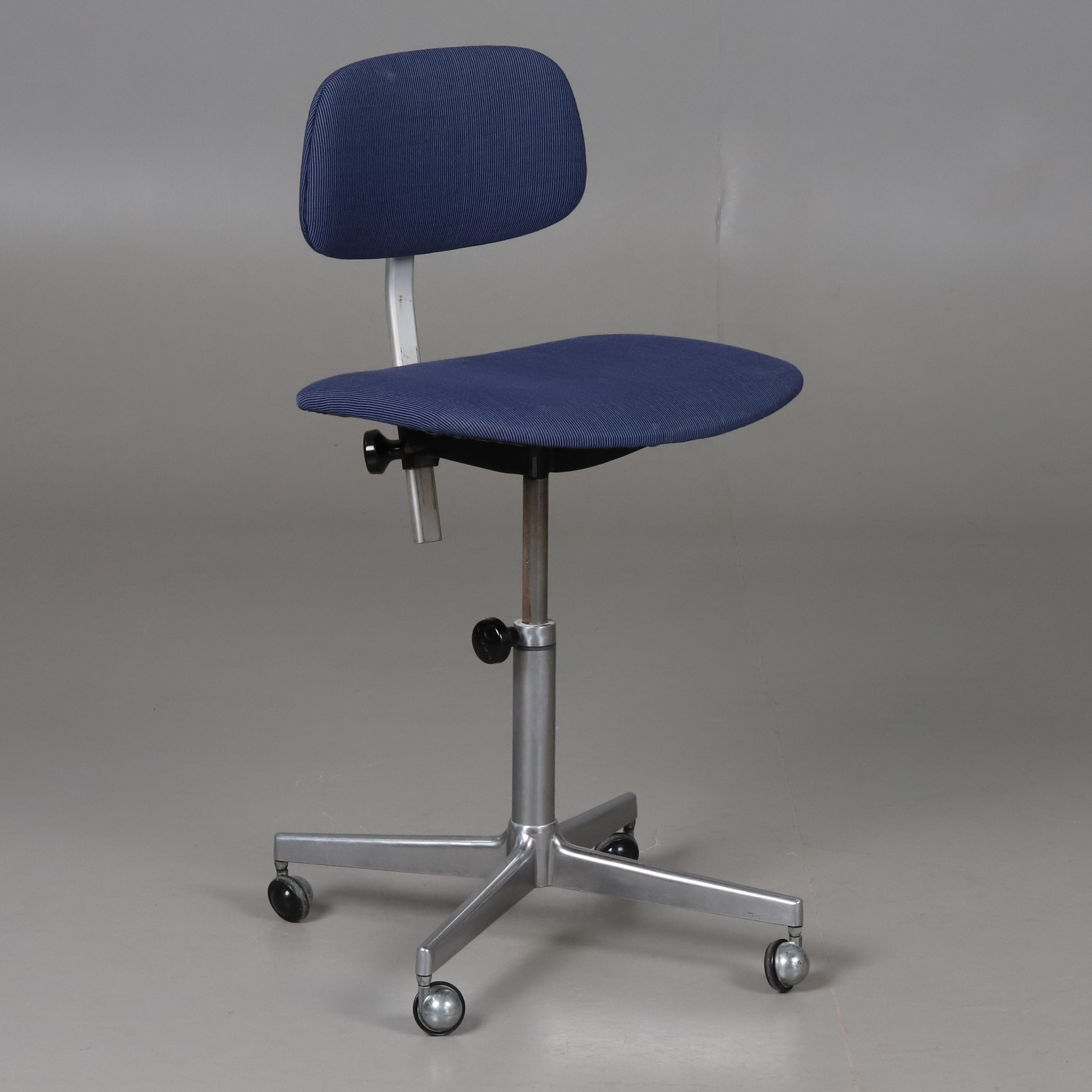 KONTORSSTOL. Aluminium, stål och blå tygklädsel, 1900-talets andra halva.