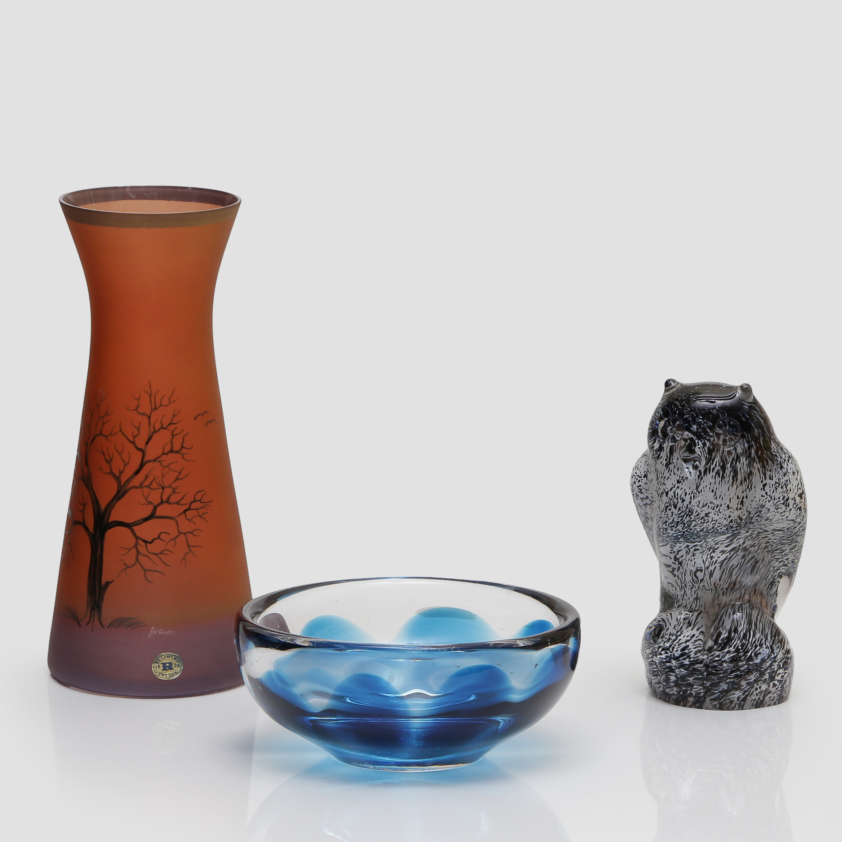 REIJMYRE "UGGLA" FIGURIN, SKÅL SAMT VAS SIGNERADE.