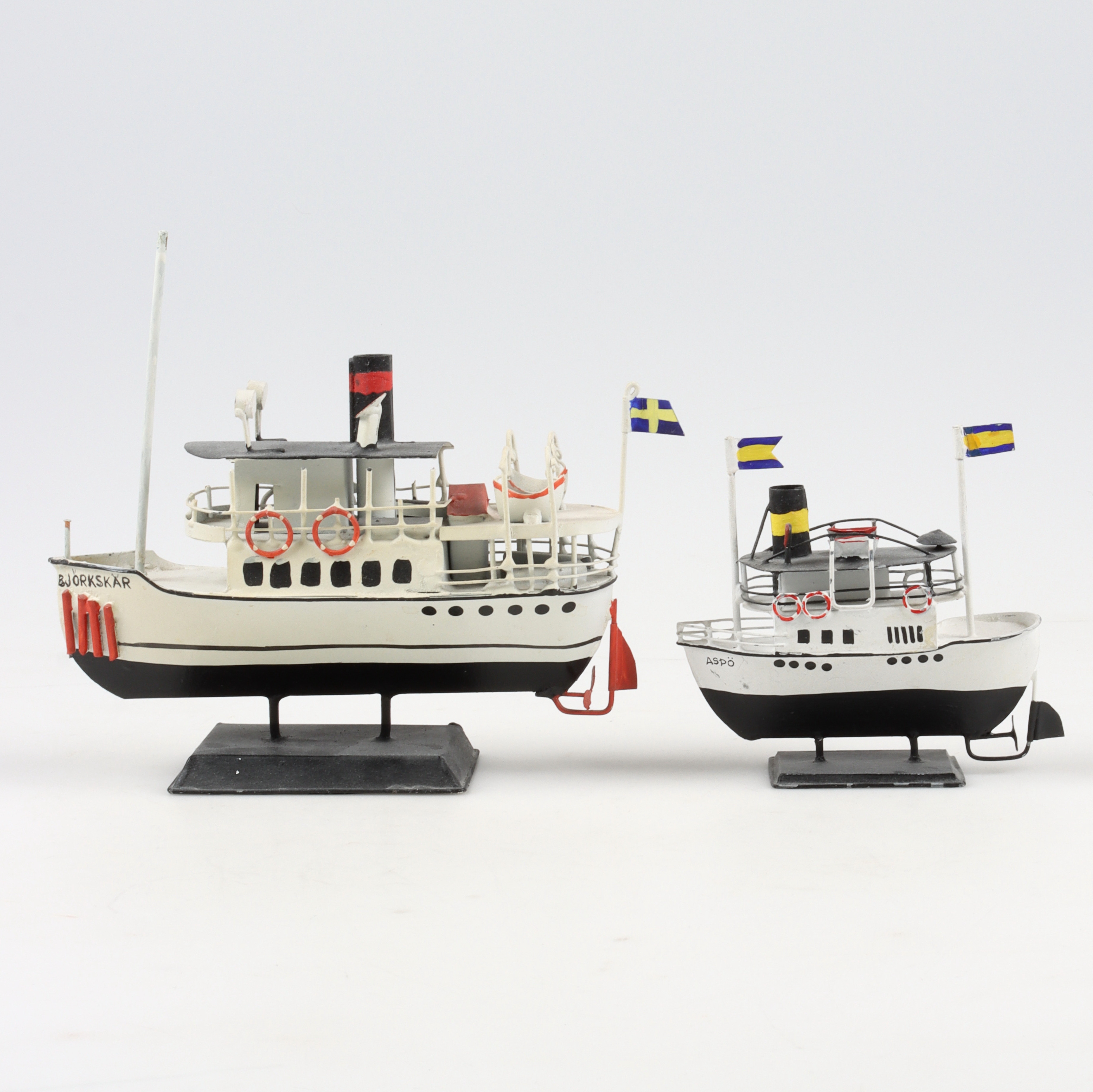 MODELLBÅTAR, 2 st, Skärgårdsbåtar, bemålad plåt, 19/2000-tal.