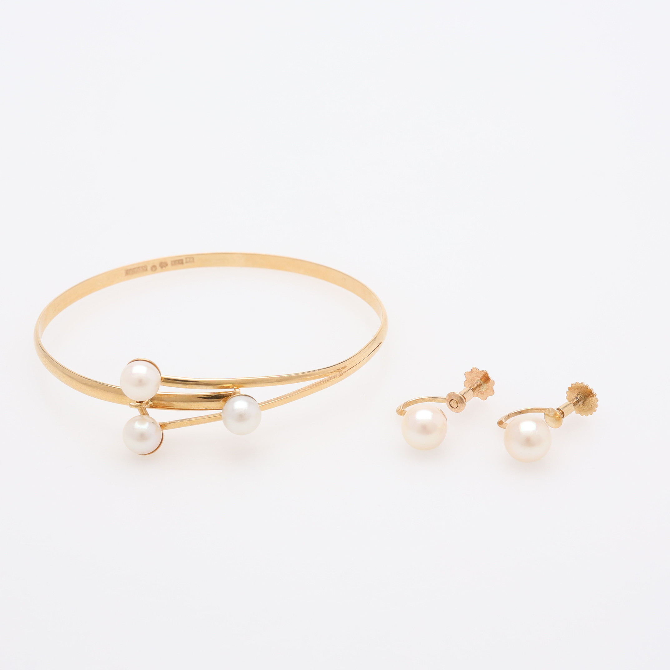 ARMBAND SAMT TVÅ ÖRHÄNGEN, 18K GULD MED ODLADE PÄRLOR.