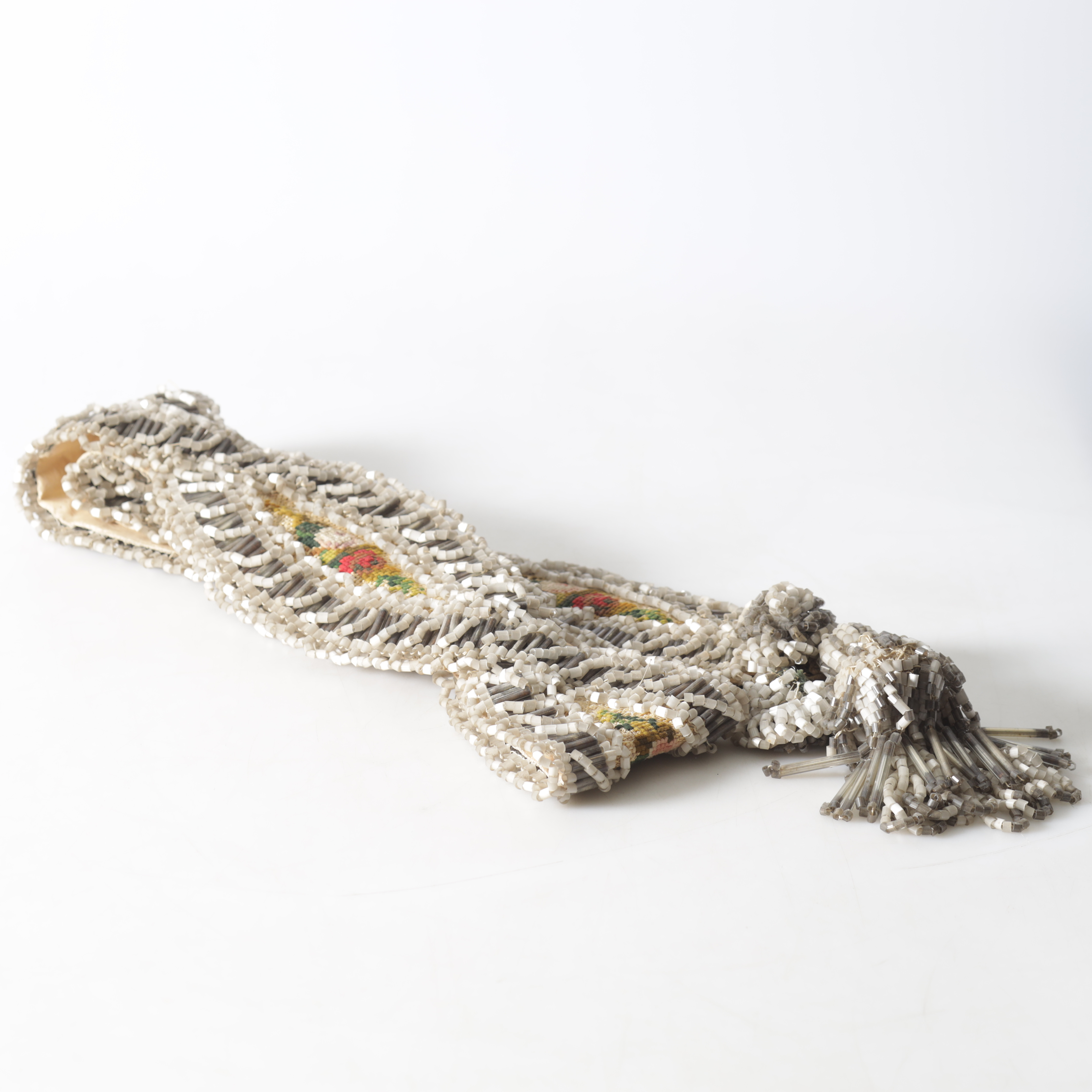 SPJÄLLBAND, broderi samt pärlor, 1800-/1900-tal.