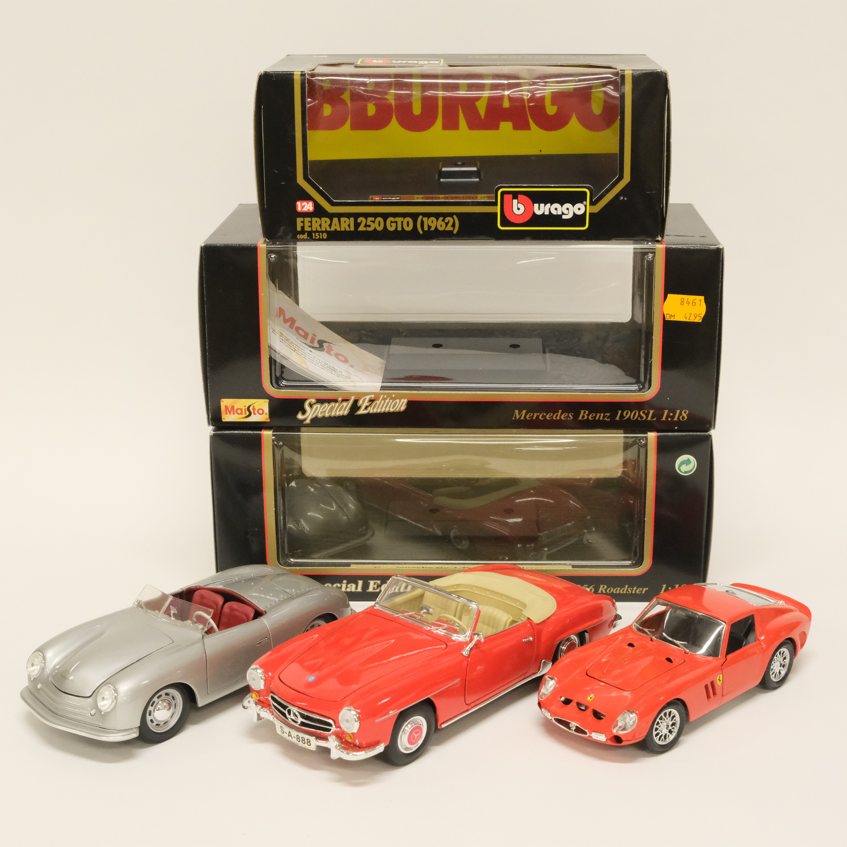 TRE MODELLBILAR. BBURAGO OCH MAISTO. SKALA 1:24-1:18.