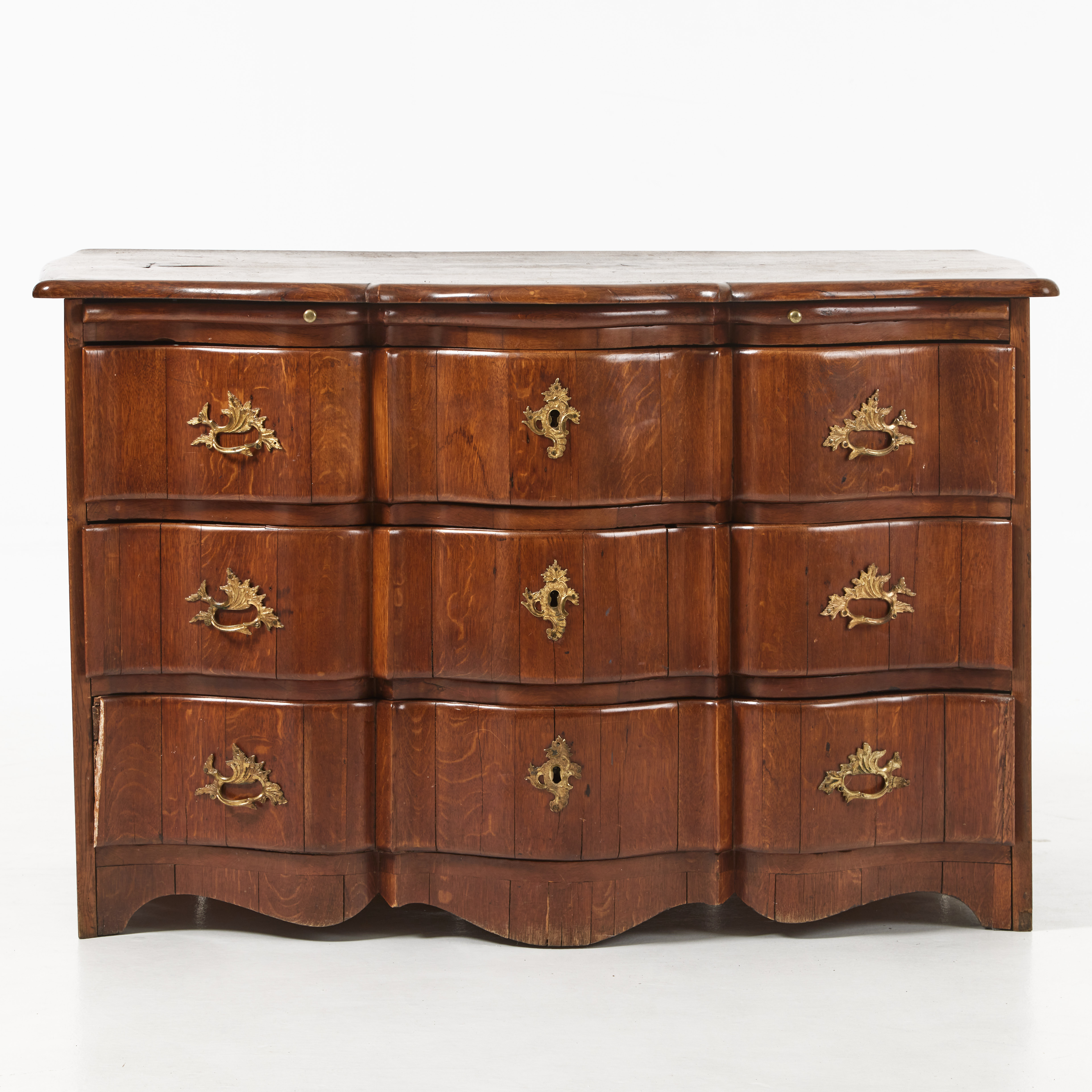 BYRÅ, 1800-tal, senbarock stil, fanerad i ek, draghandtag och beslag i mässing.