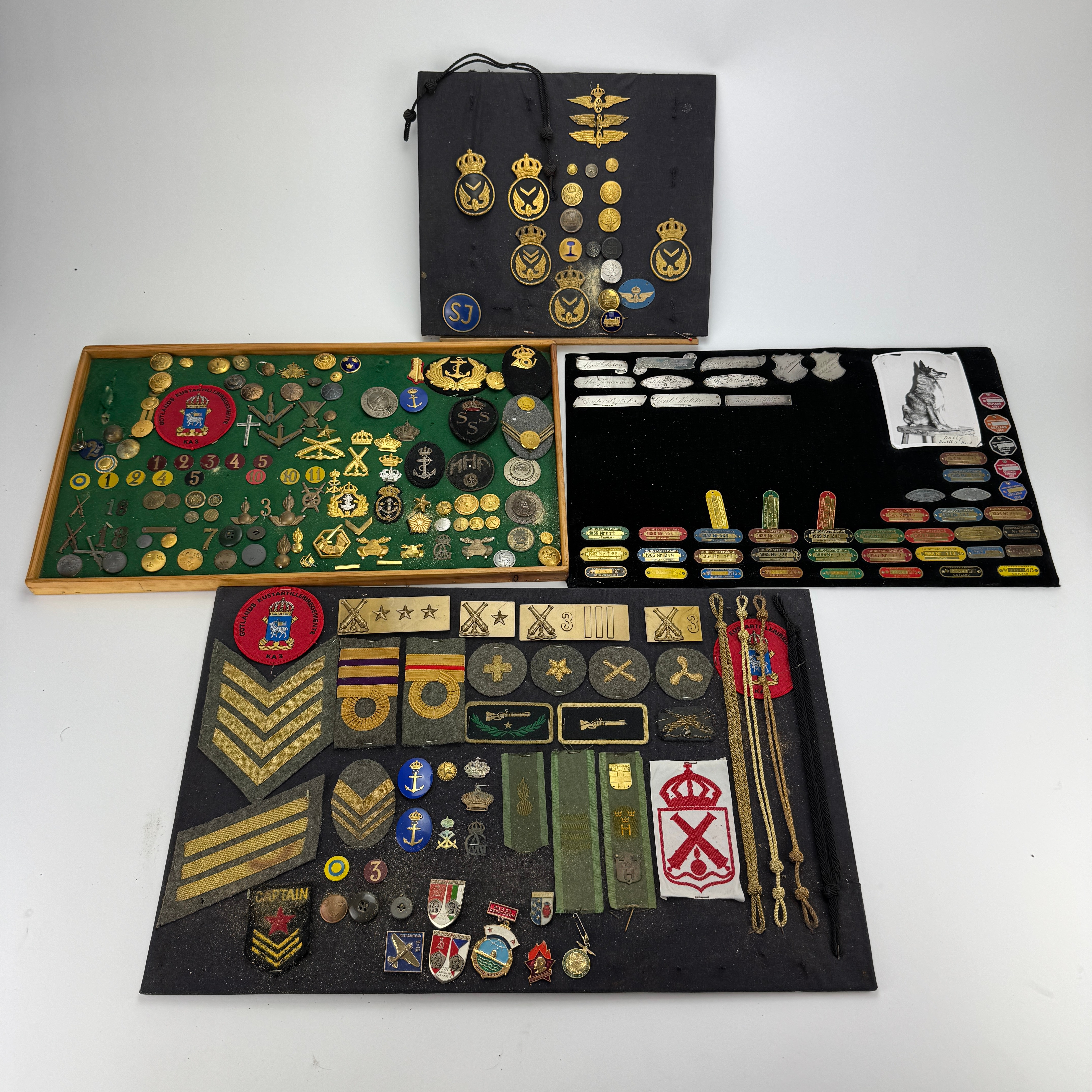 MÄRKEN, bland annat svenska försvaret, SJ, hundskattemärken, bland annat silver.