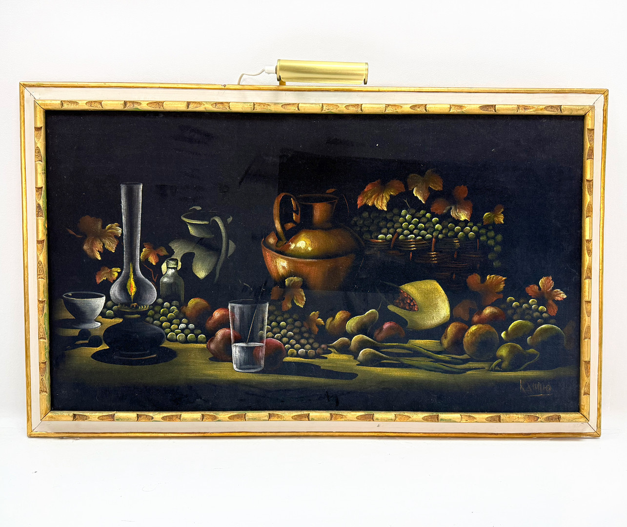OIDENTIFIERAD KONSTNÄR. Stilleben på sammet i träram, otydligt signerad.