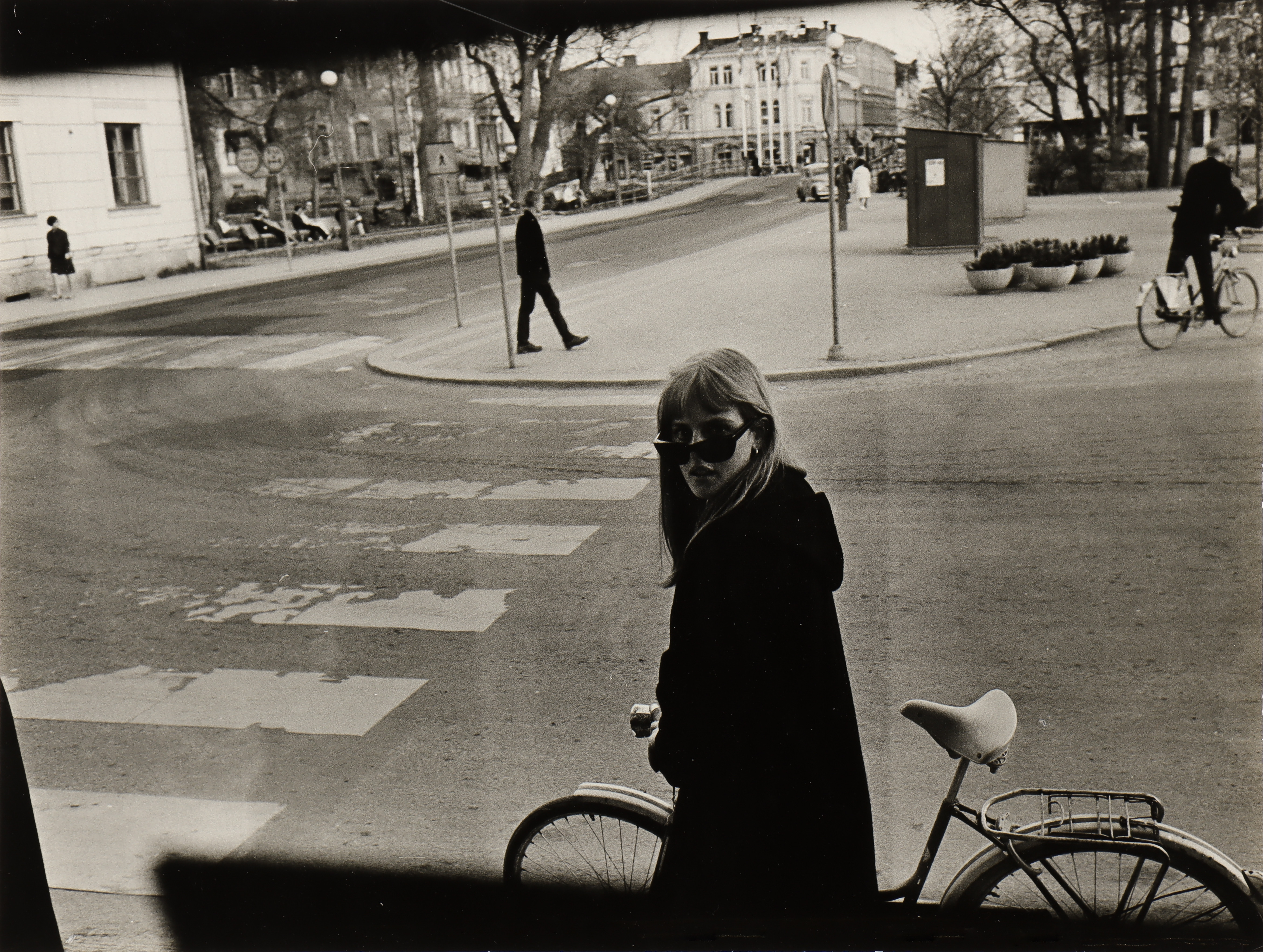 NILS-ERIK WIKEBÄCK. Kvinna med cykel.