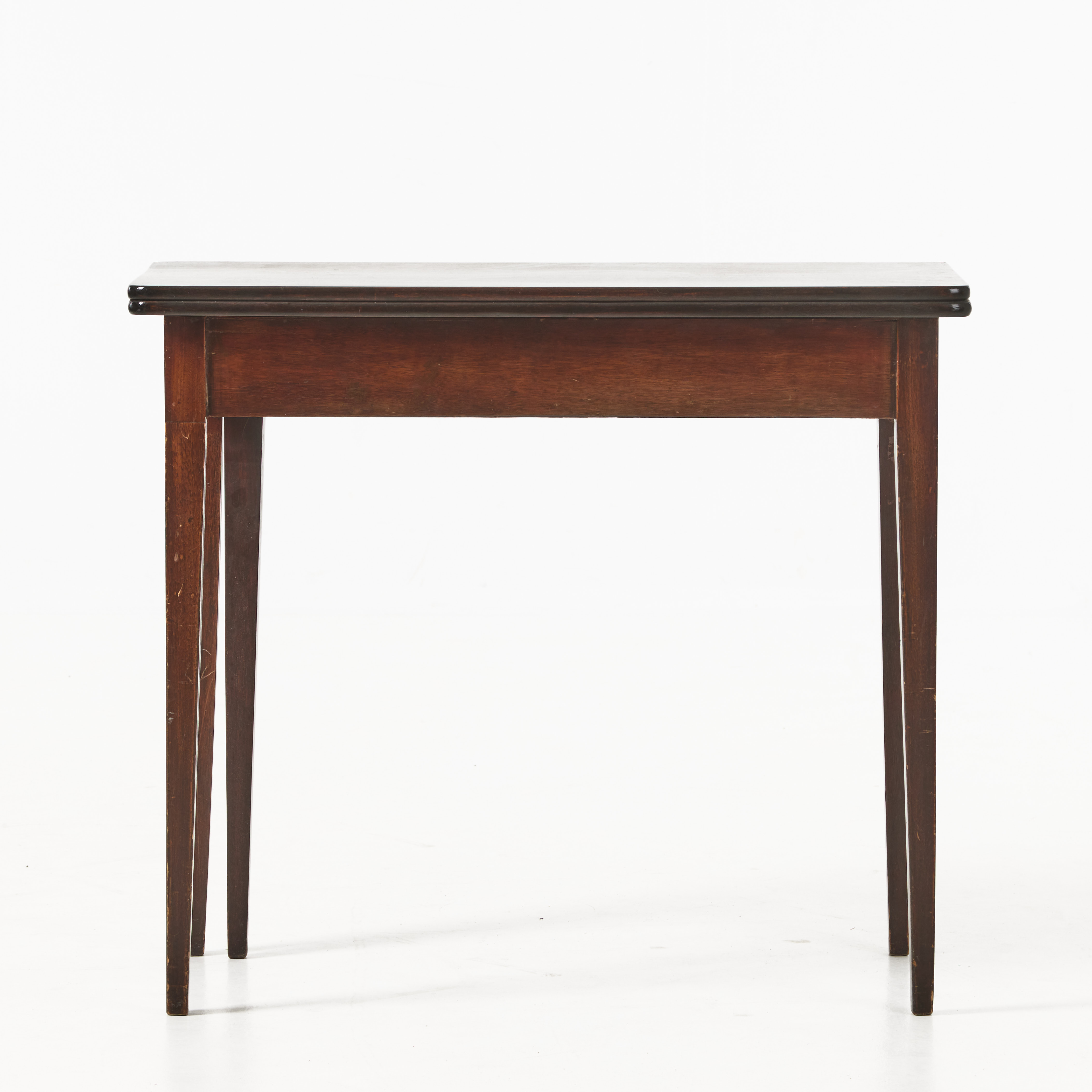 SPELBORD, omkring 1800, fanerat i mahogny, invändigt med inredning och tillbehör.