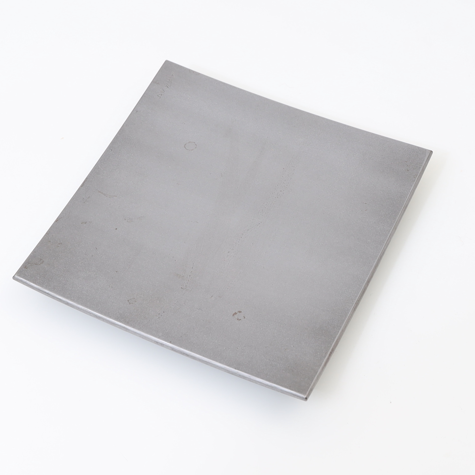 OIDENTIFIERAD KONSTNÄR. Fat på fotring i stål, signerat och daterat 1995.