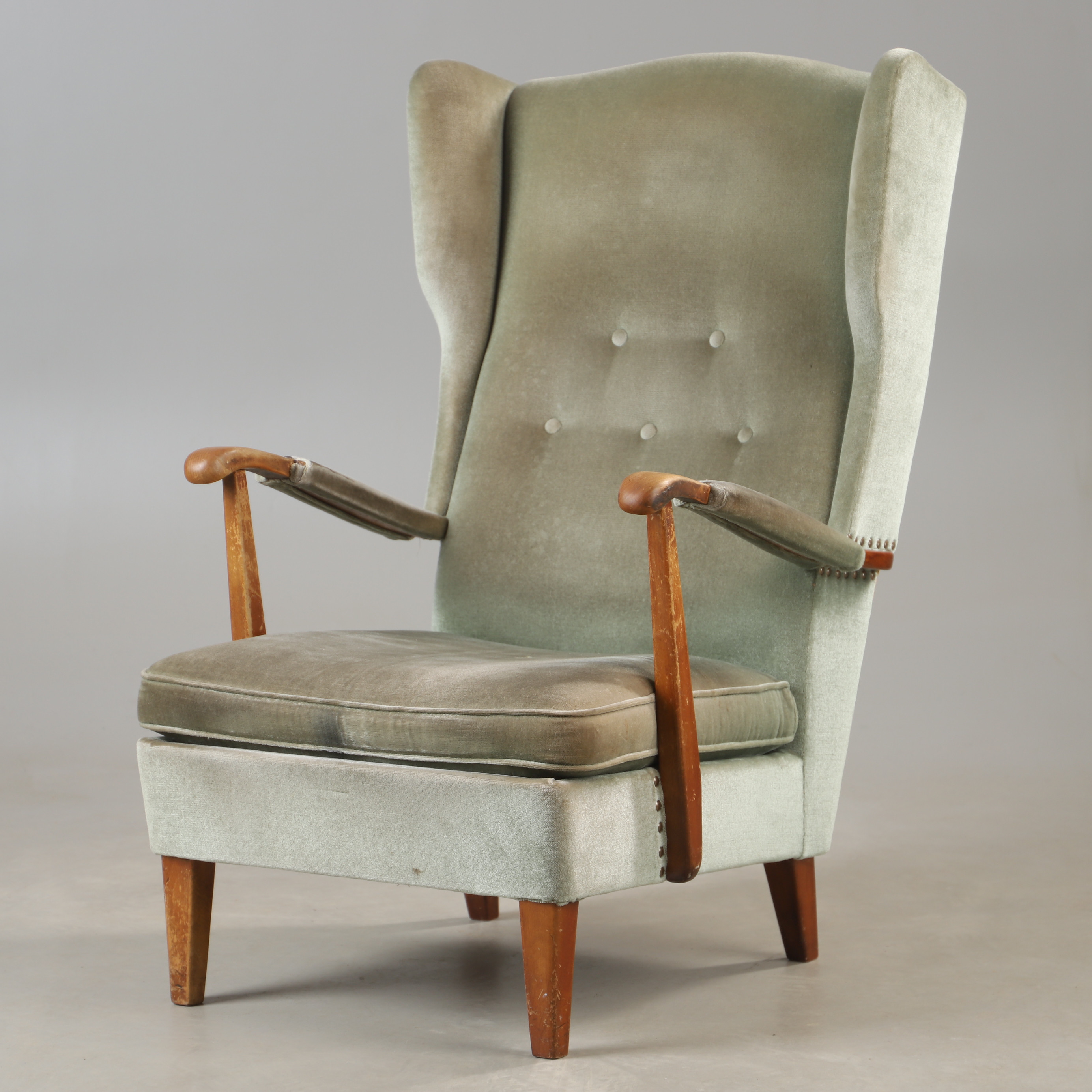 FÅTÖLJ, bok med plyschklädsel, 1900-talets mitt.