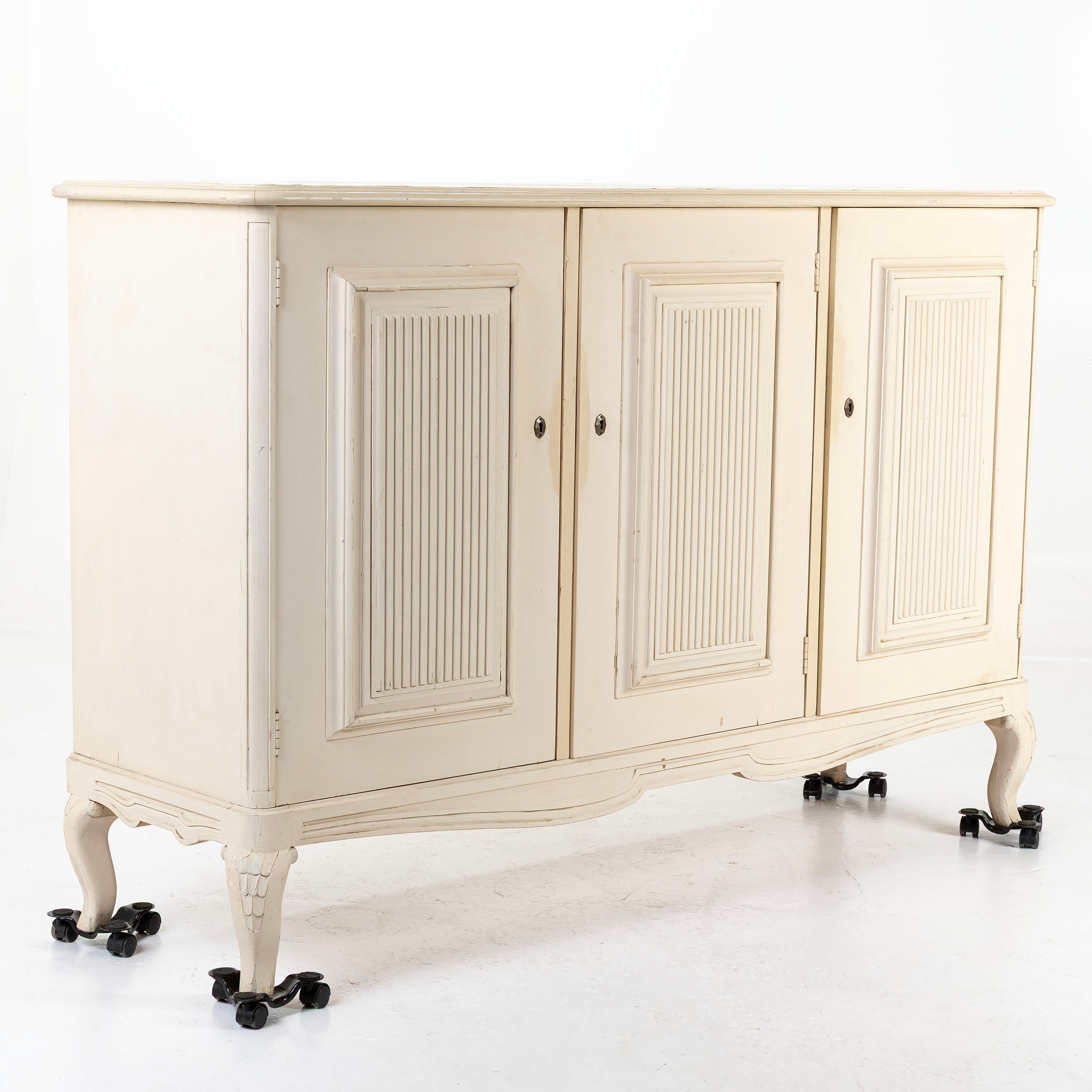 SIDEBOARD, Gustaviansk stil med räfflade dörrar, 1900 - talets andra hälft.