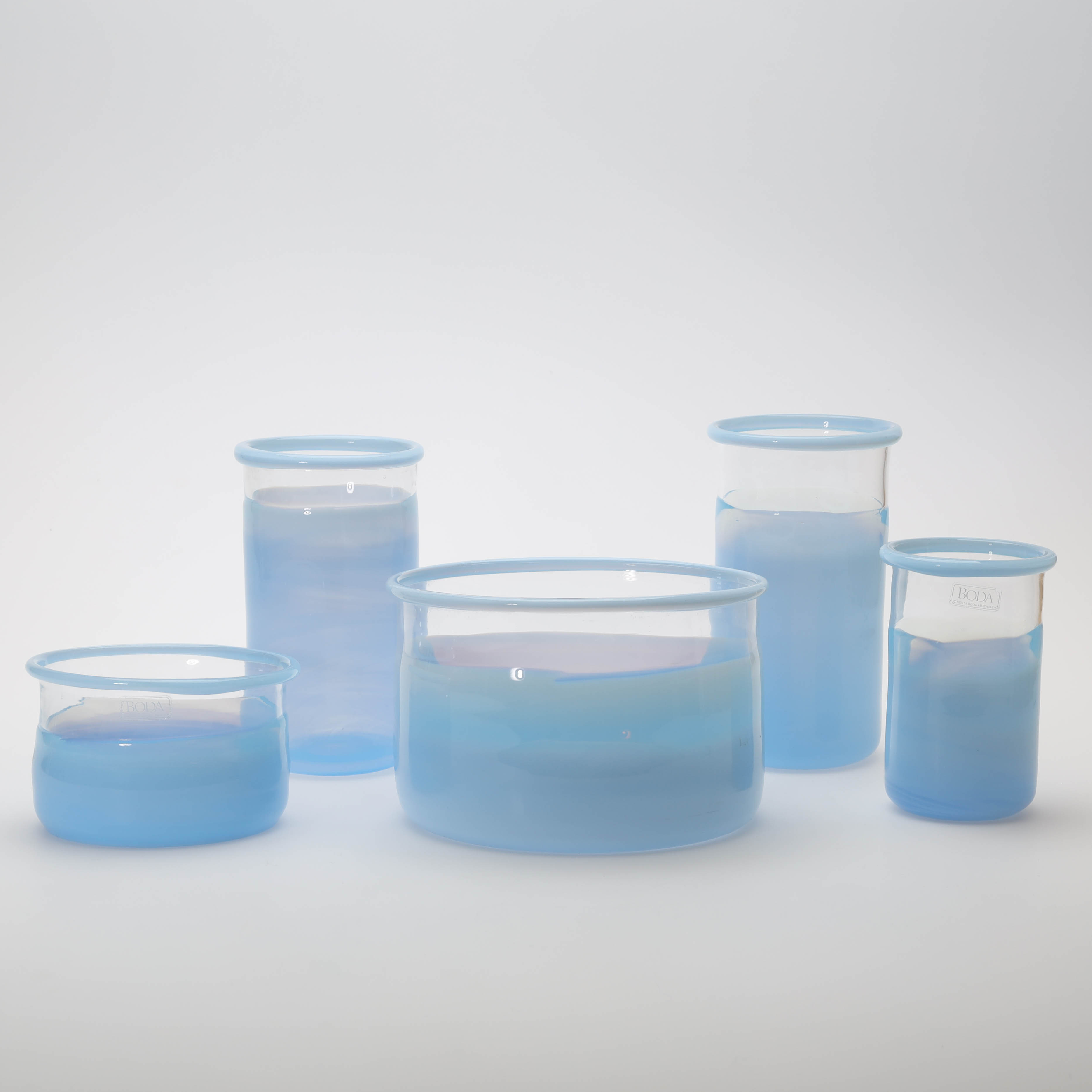 MONICA BACKSTRÖM. Vaser samt skålar, 5 st, glas, blått överfång, Kosta Boda.