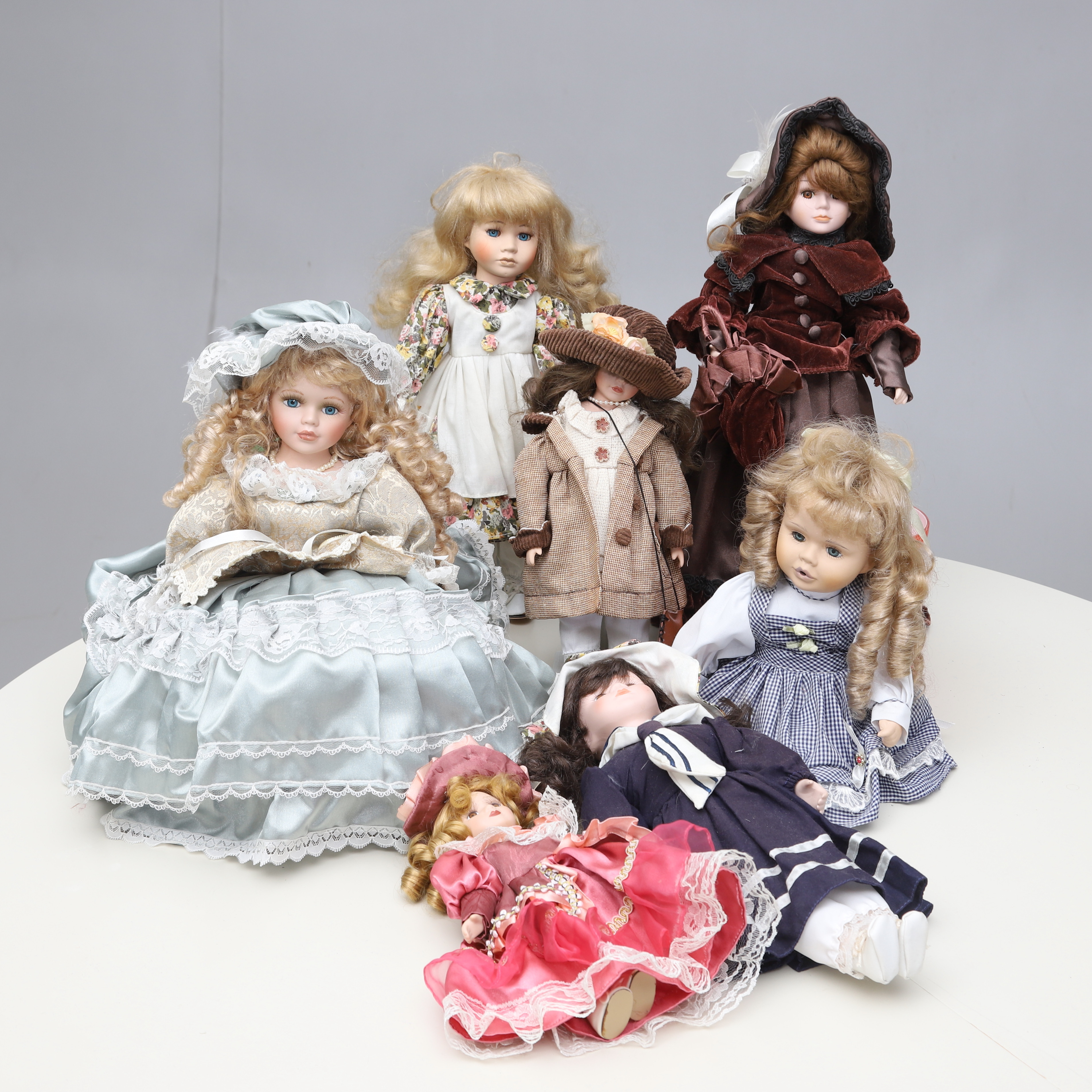 DOCKOR, 7 st, porslin och textil, 1900-talets andra hälft.