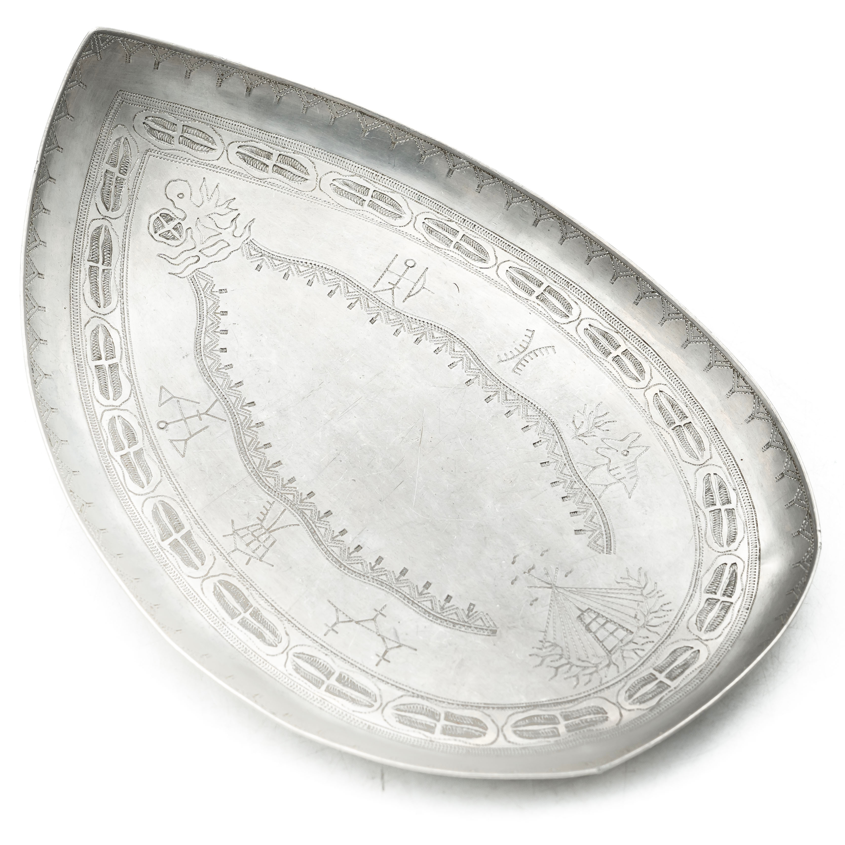 DEKORFAT i tenn, samiskt hantverk.