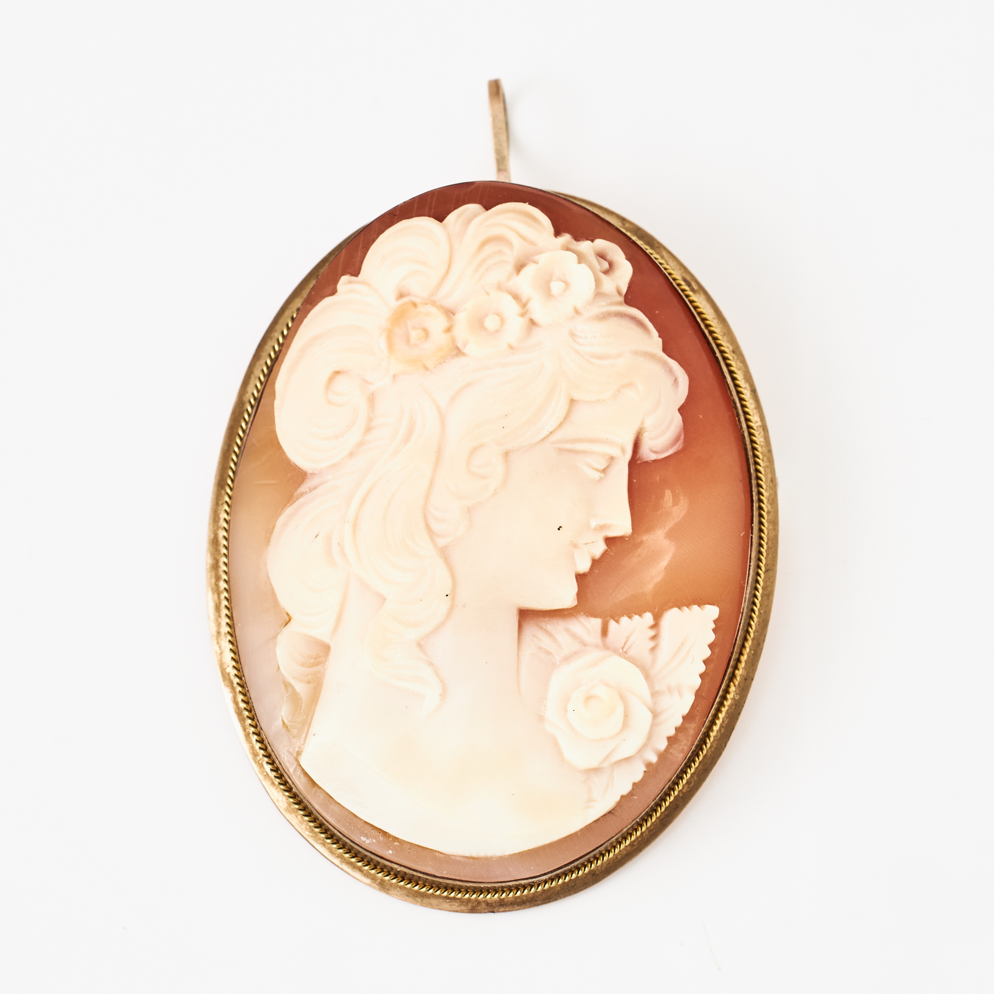 BROSCH/HÄNGE, 8 k guld, kamé, skuret snäckskal, föreställande klassisk kvinnoprofil, ram med twist-and rope dekor, Neapel/Italien (1968-).