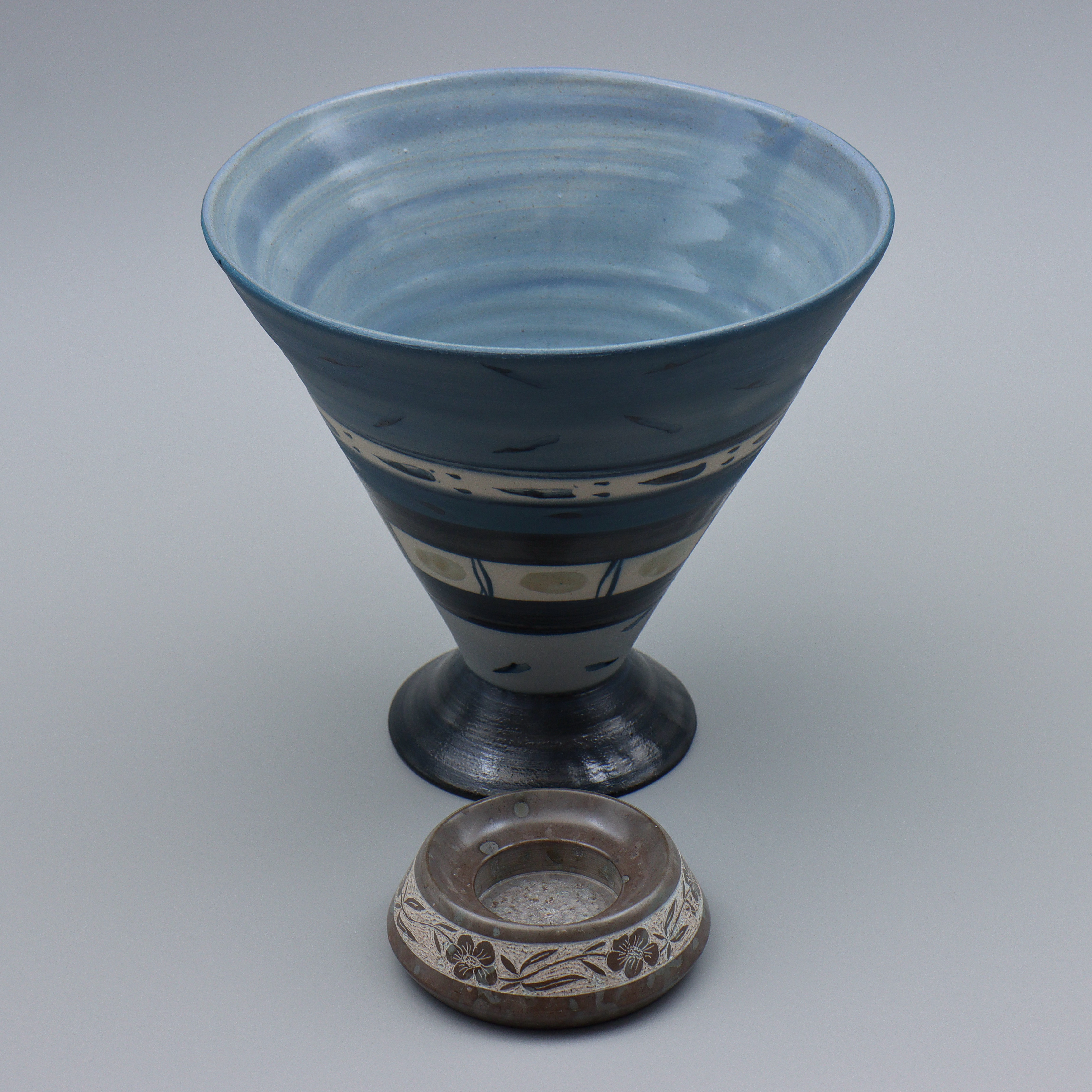 LJUSSTAKE / LJUSHÅLLARE, ÖLANDSSTEN SIGNERAD RD 1984 ÖLAND SAMT VAS, KERAMIK SIGNERAD JENNY.