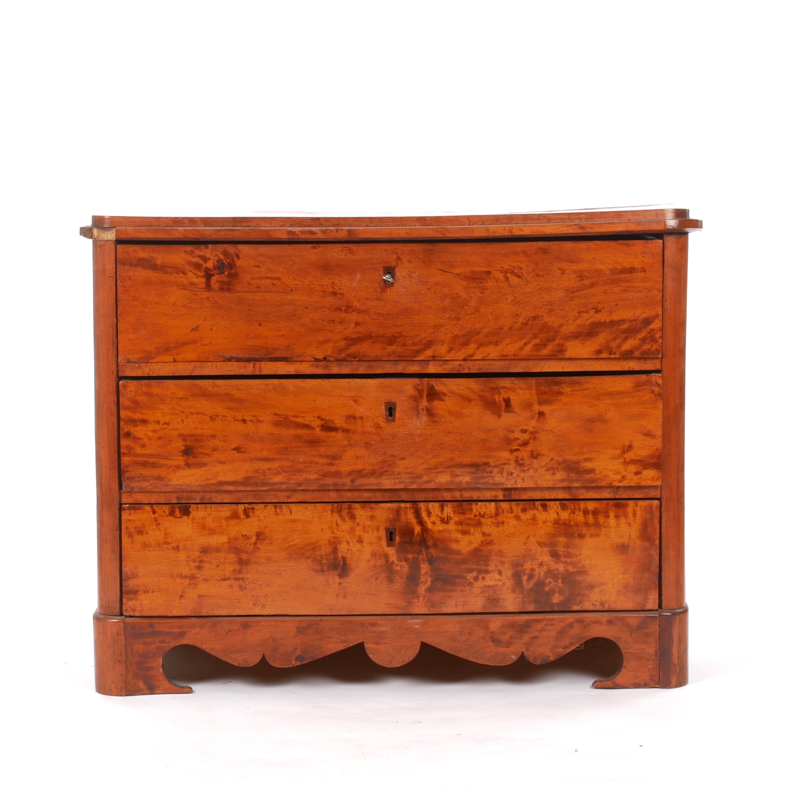 BYRÅ, trelådig med smålådsinredning, Karl Johan, 1800-talets mitt.