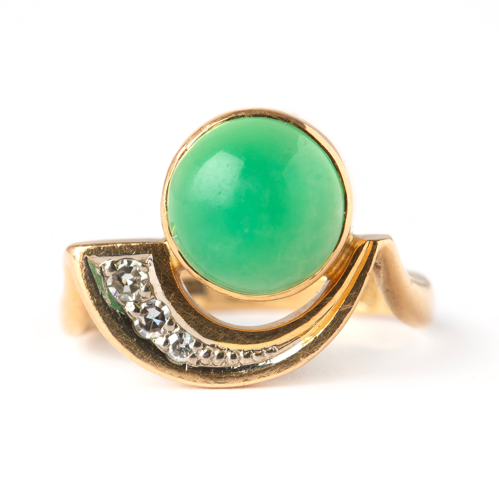 RING, 18K guld med cabochonslipad krysopras och åttkantslipade diamanter, 0.07 ct, Alton, Falköping.