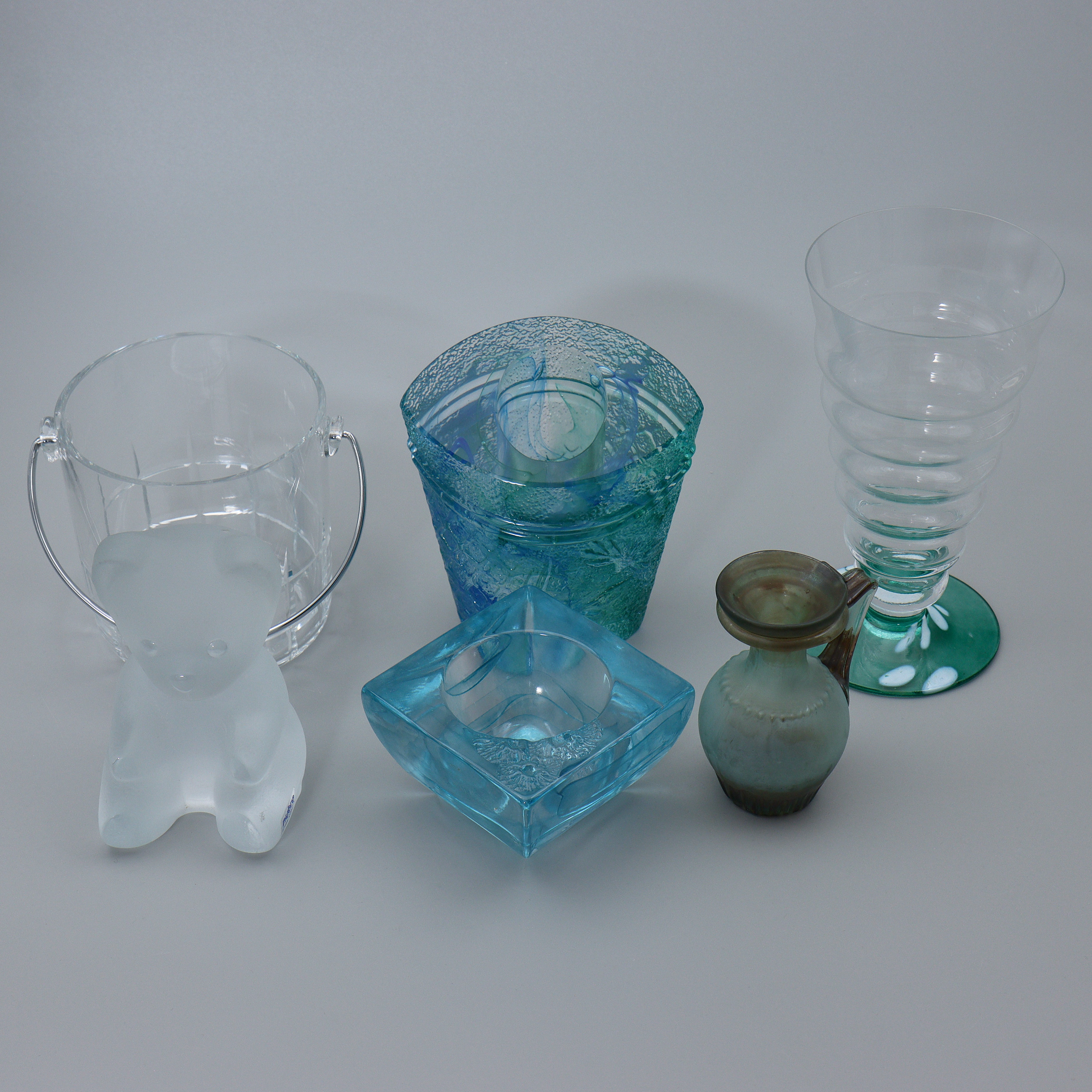 ISHINK REIJMYRE, "SYRISK KANNA" RUDA GLASBRUK, "NALLE" NYBRO GLASBRUK, VAS KOSTA BODA, LJUSLYKTA OCH LJUSSTAKE I TONAT GLAS, 1900-TAL.