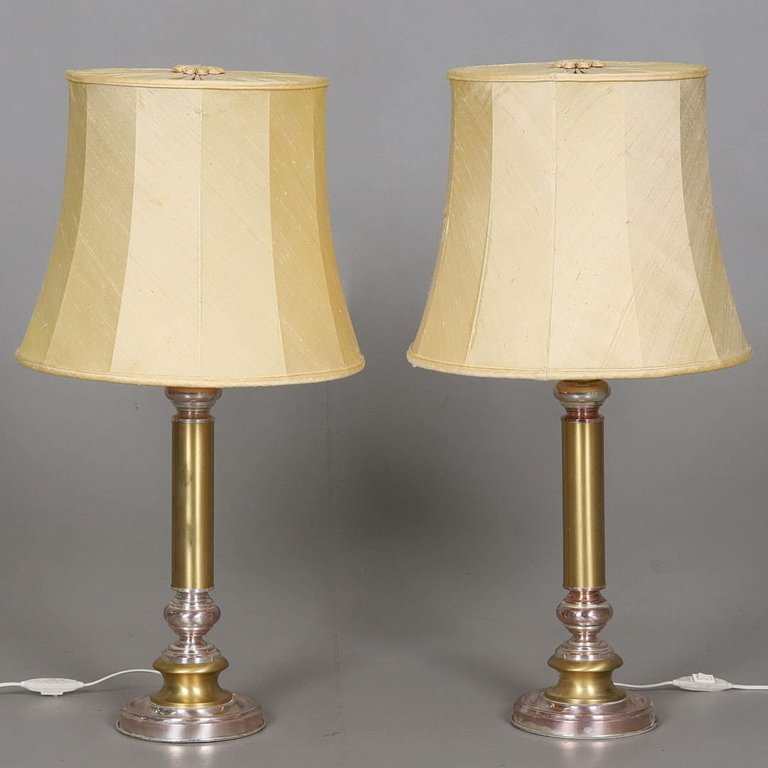 BORDSLAMPOR. NORDISKA KOMPANIET 100-2, Ett par, gul- & vitmetall, 1950/60-tal.