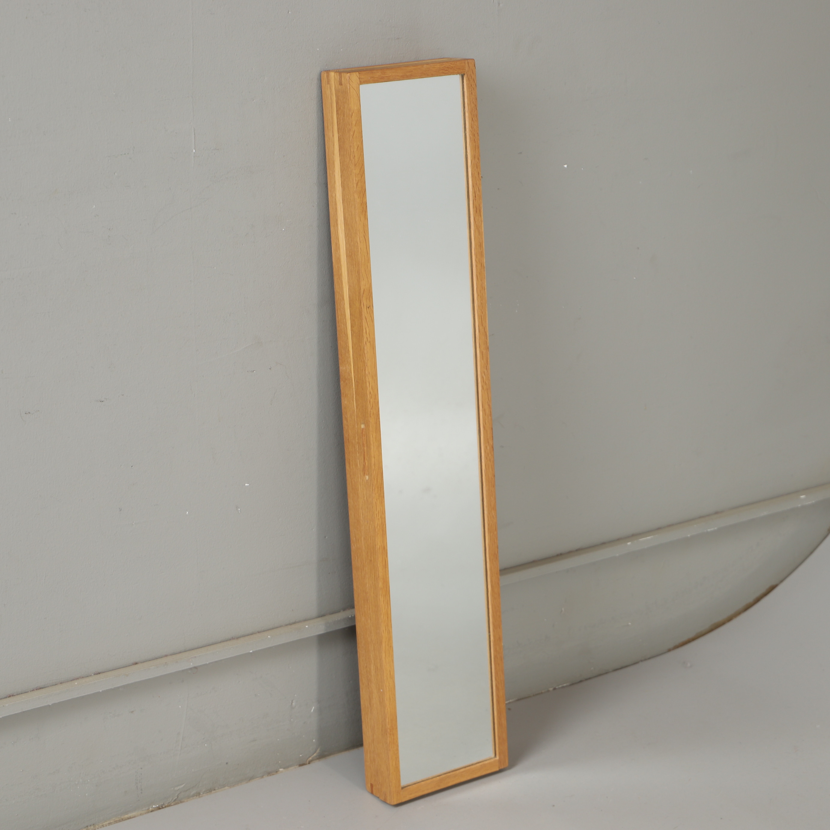 NYCKELSKÅP MED SPEGEL, ek, samtida.