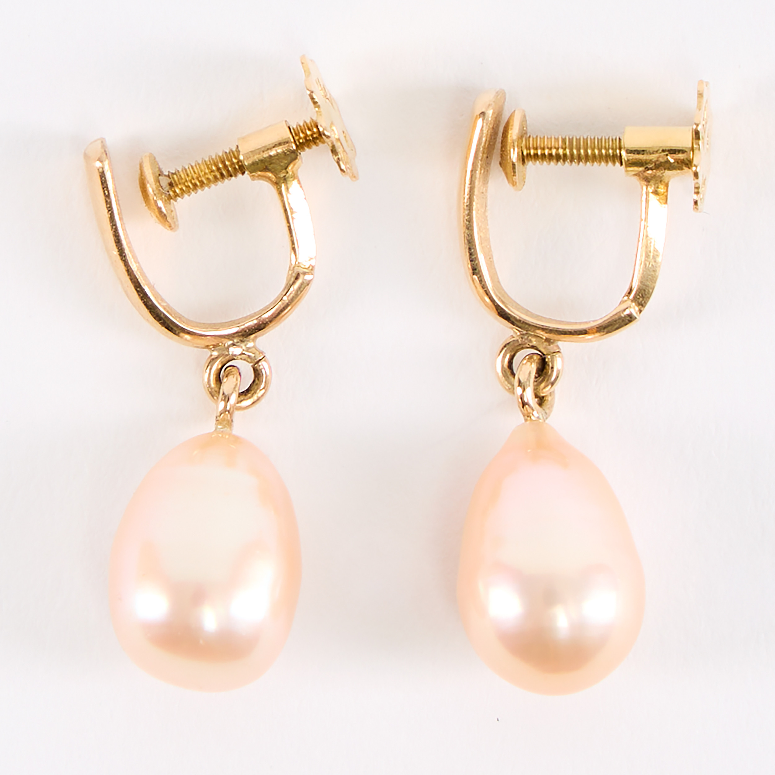 ÖRHÄNGEN, ett par, guld 18K, och odlade sötvattenpärlor.