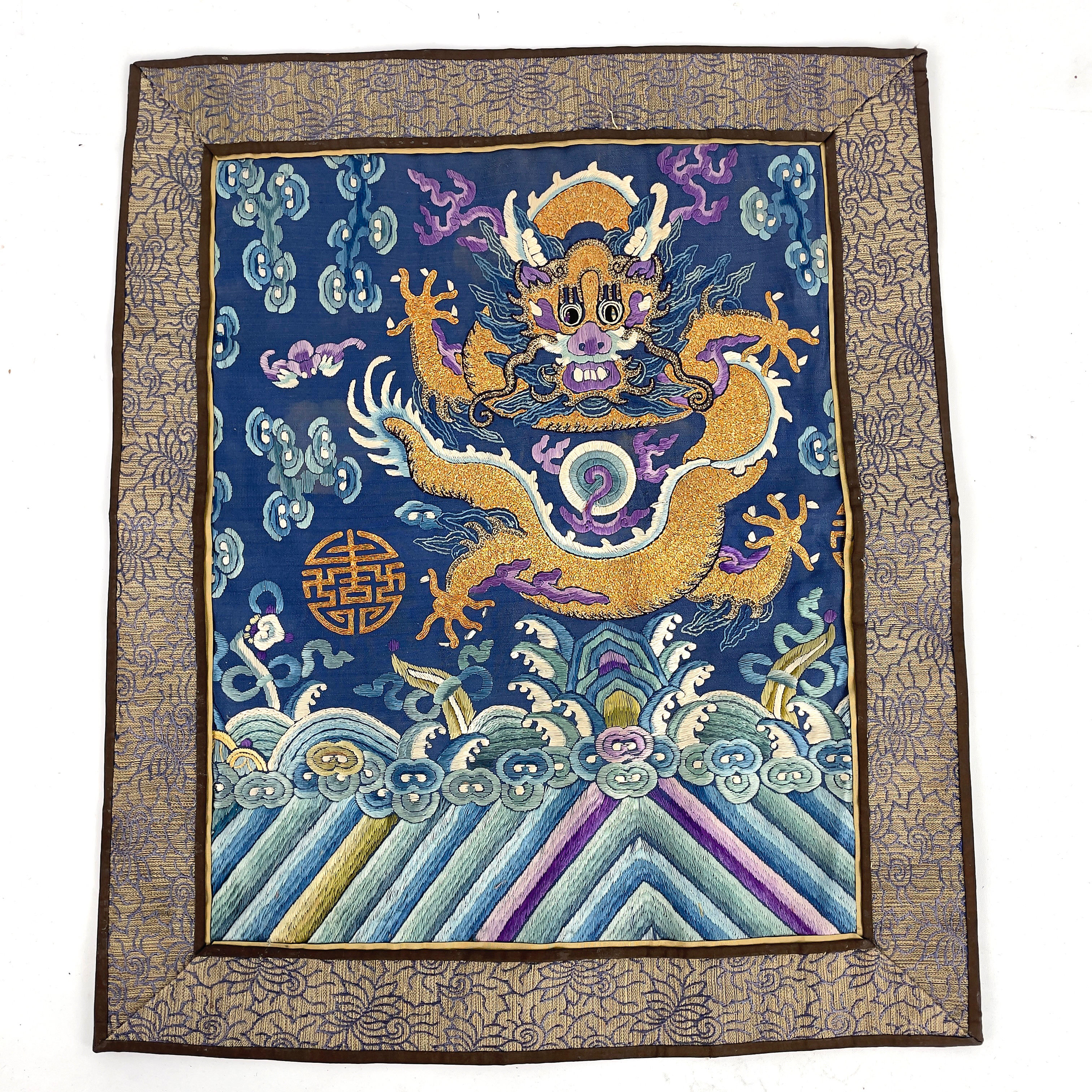 BRODERI, Kina, motiv av drake med fem klor på siden med bl a guldtråd.