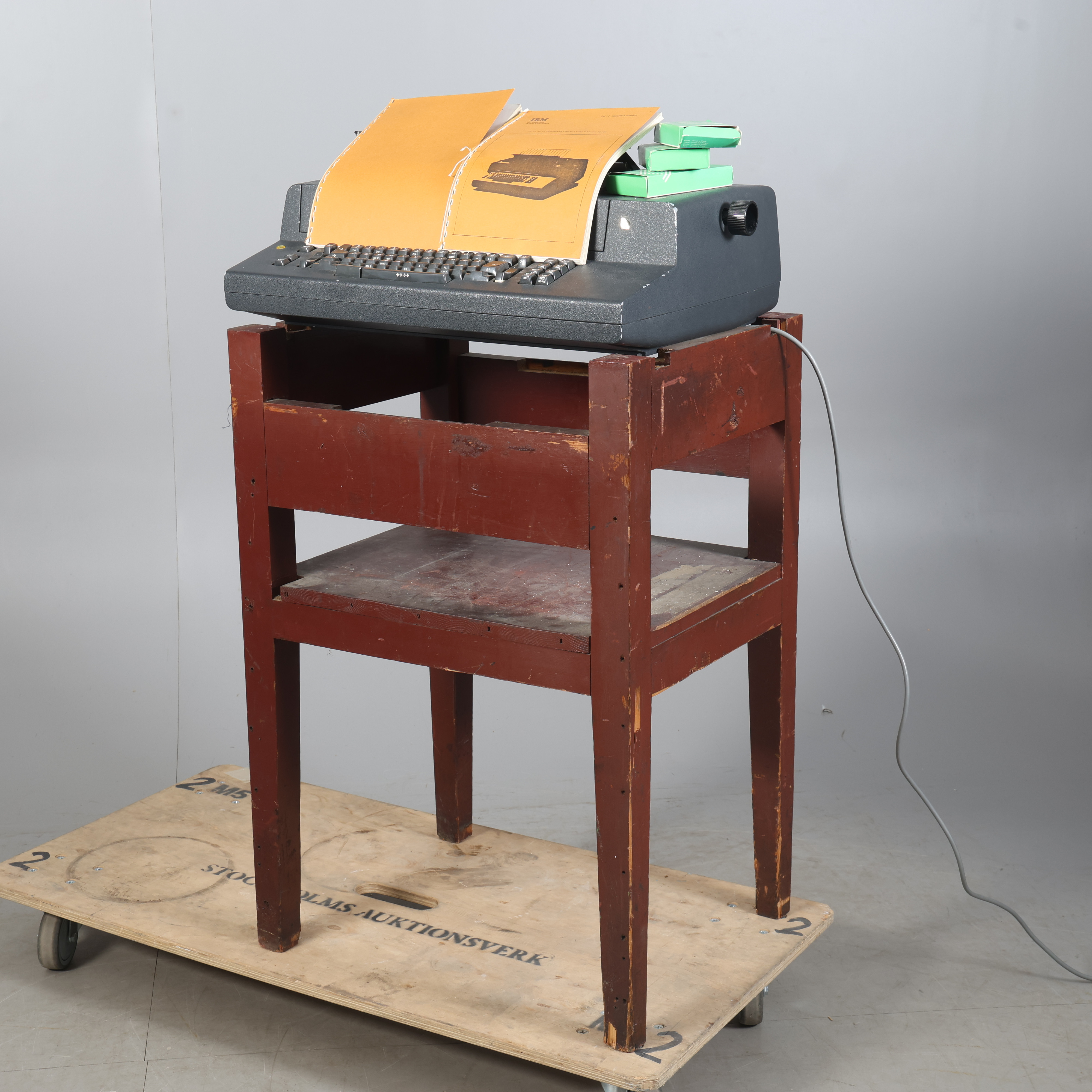 SÄTTNINGSMASKIN, IBM 82 Composer, benställning och tillbehör, 1970-tal.