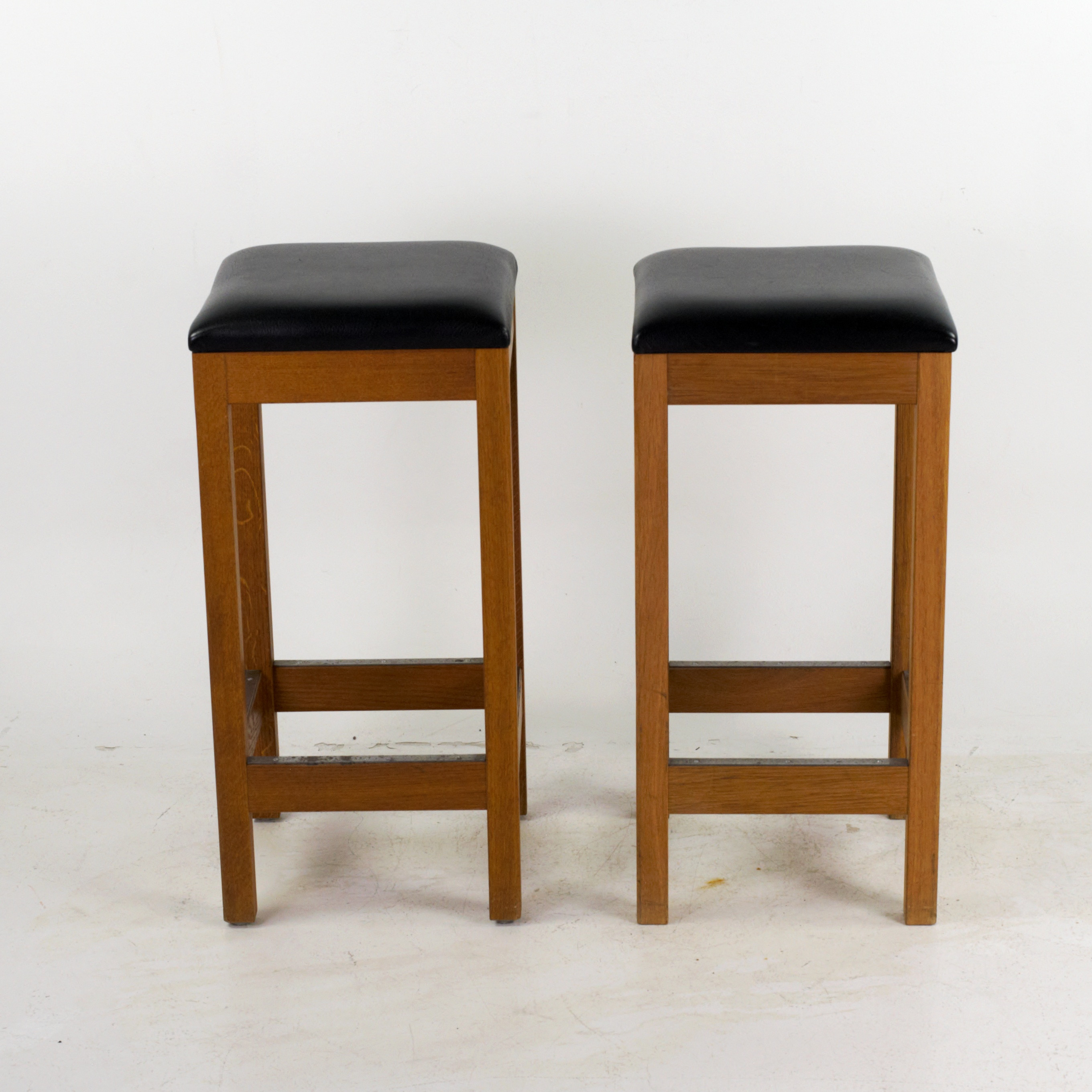 BARPALLAR, 2 st, "Nova", ek, skinnklädd sits, metallskoning, möjligen Nilssons Möbler, Lammhult, nutida.
