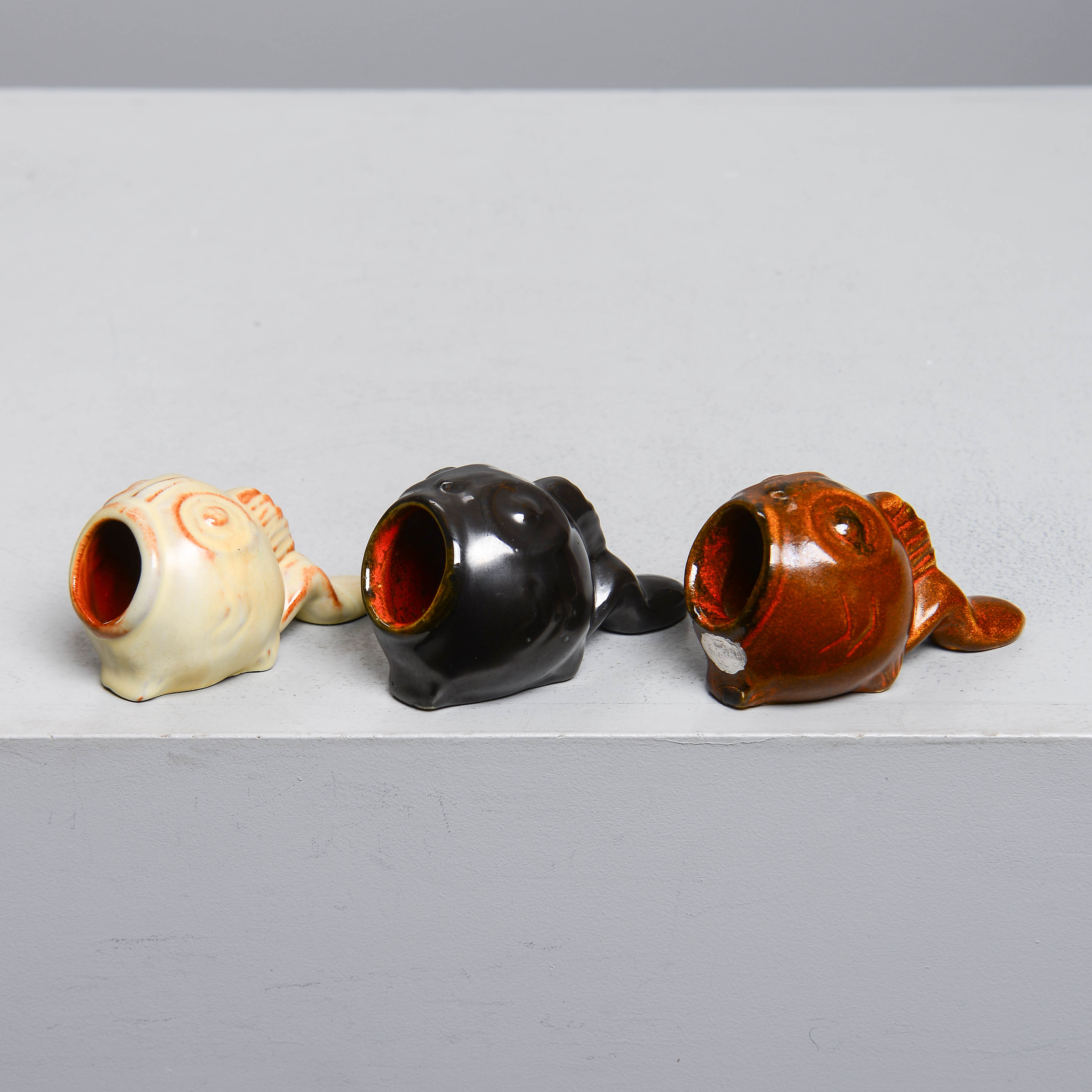 HARALD ÖSTERGREN. "Fisk", askfat, 3 st, modell 2294, Upsala-Ekeby, 1932-38.