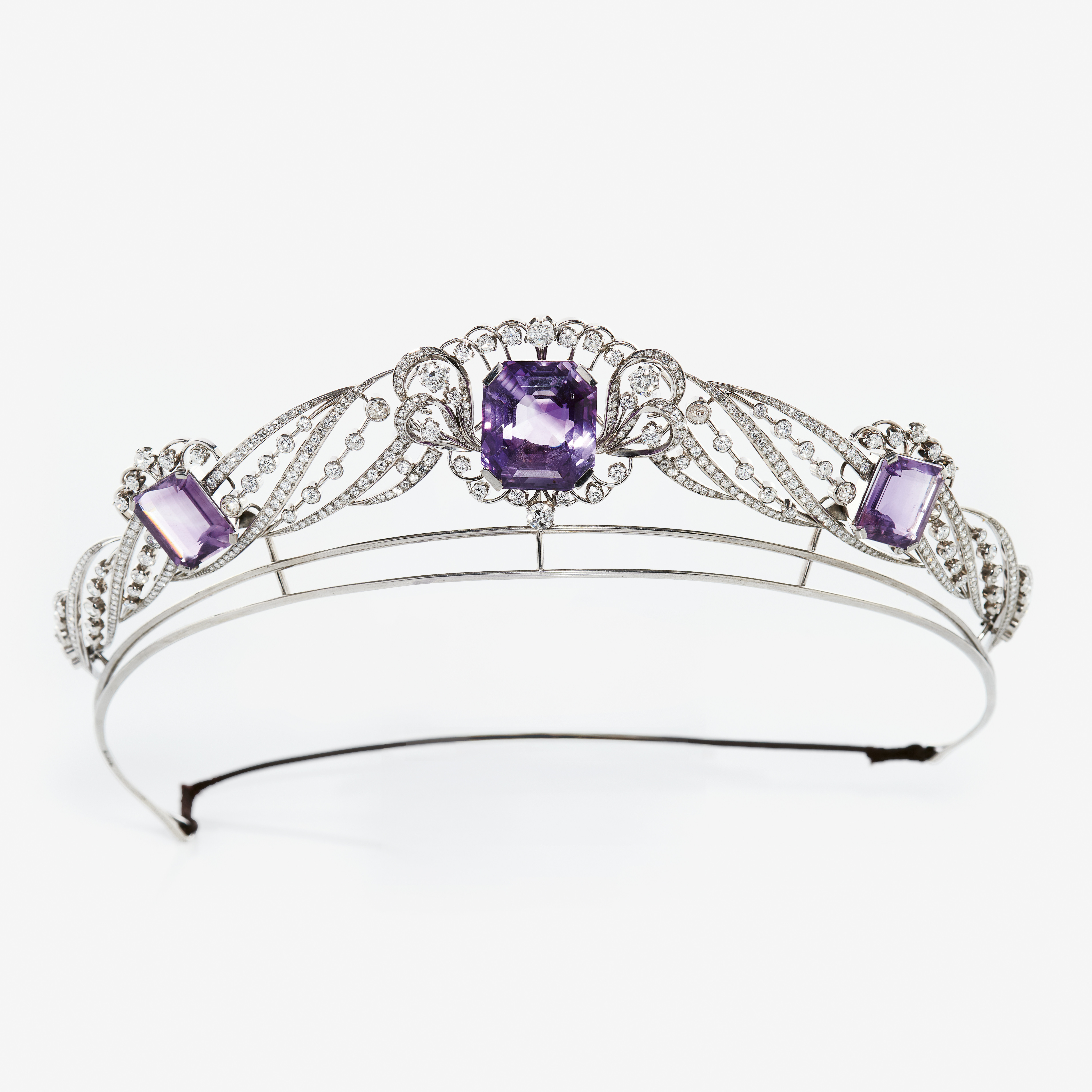 HUGO STRÖMDAHL. TIARA/COLLIER, 18K vitguld, ametister och diamanter, Stockholm 1959.