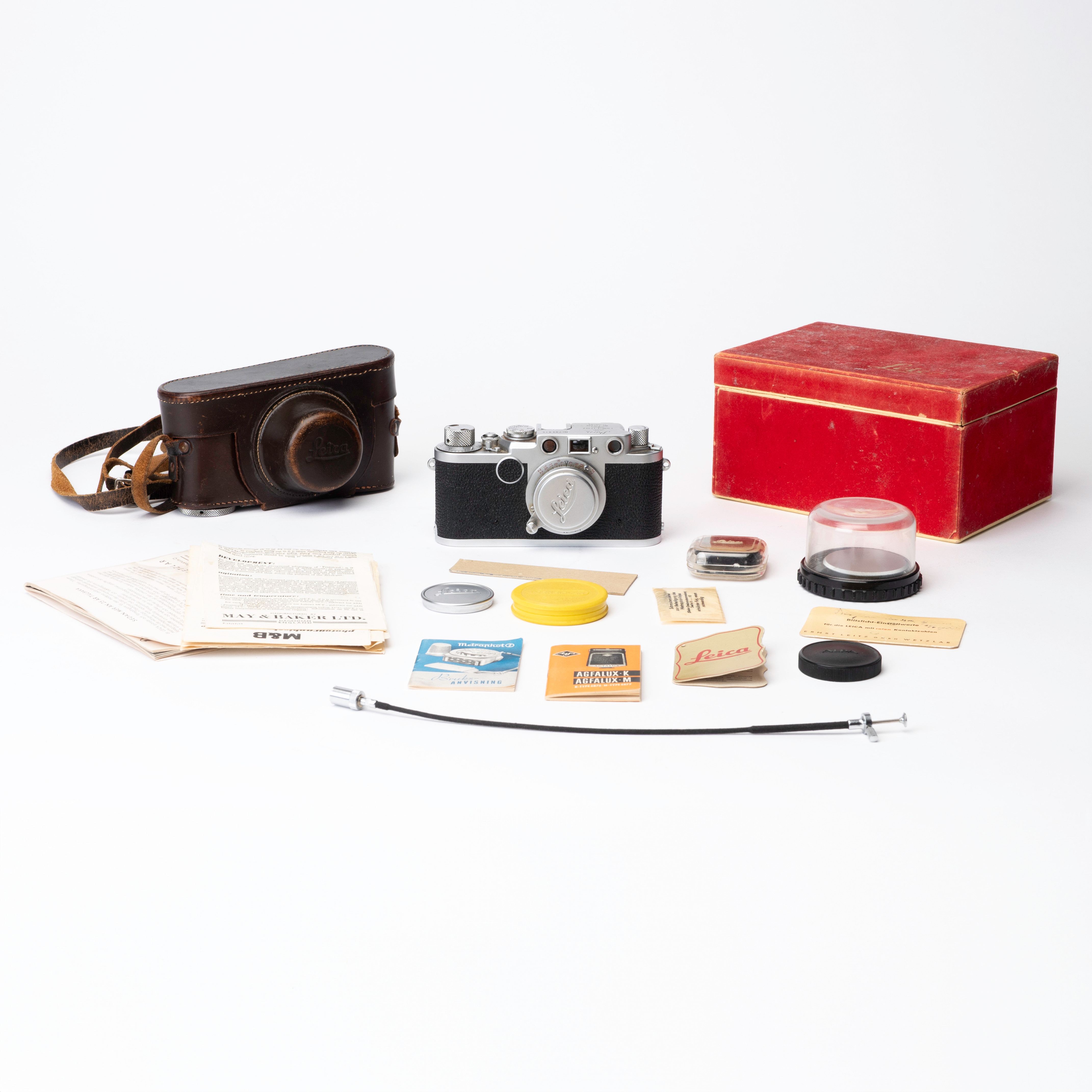 LEICA IIf, kamerahus med objektiv och tillbehör, originalbox, inköpt 1956.