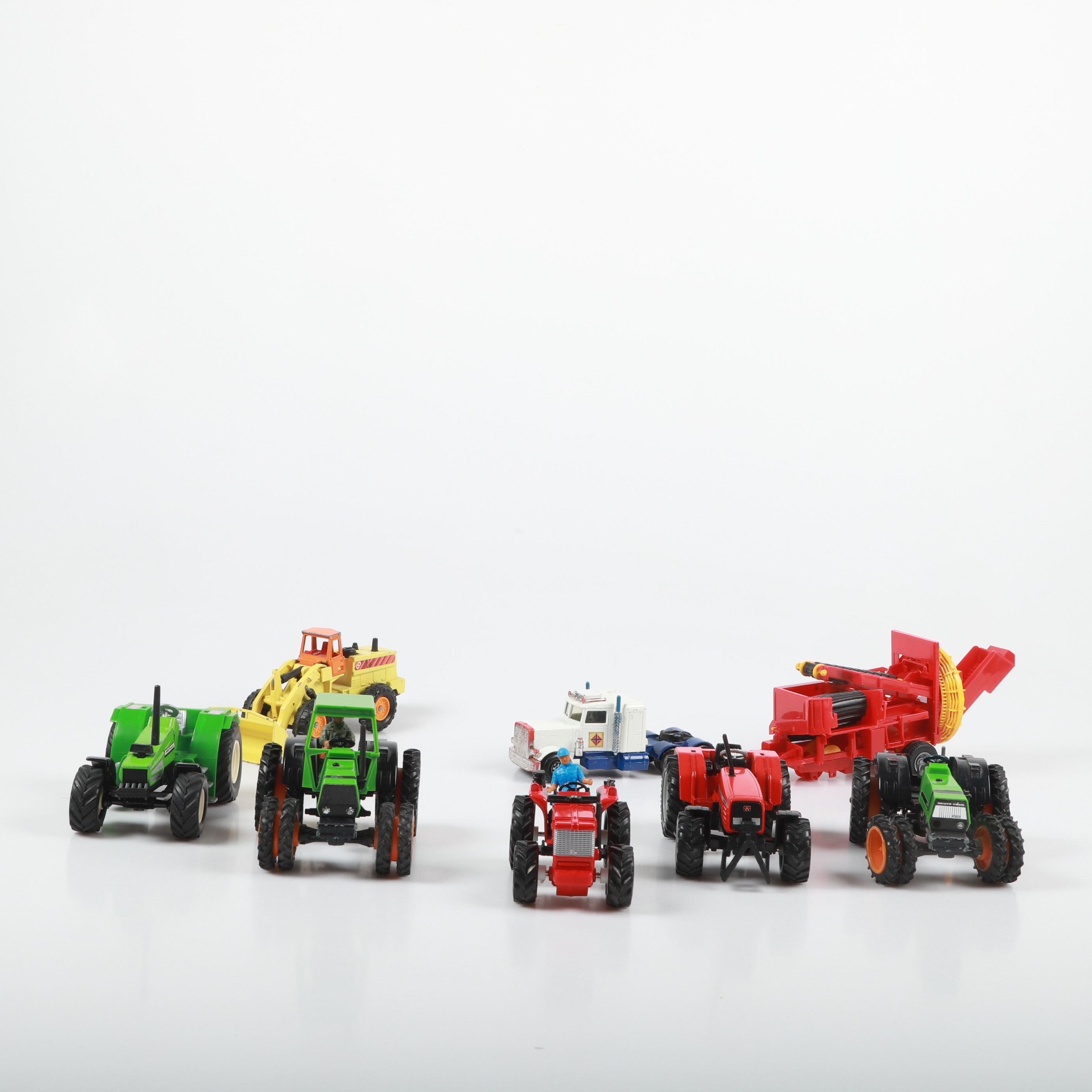 LEKSAKSTRAKTORER M. M. 8 stycken, plast/metall, 1900-talets senare del.