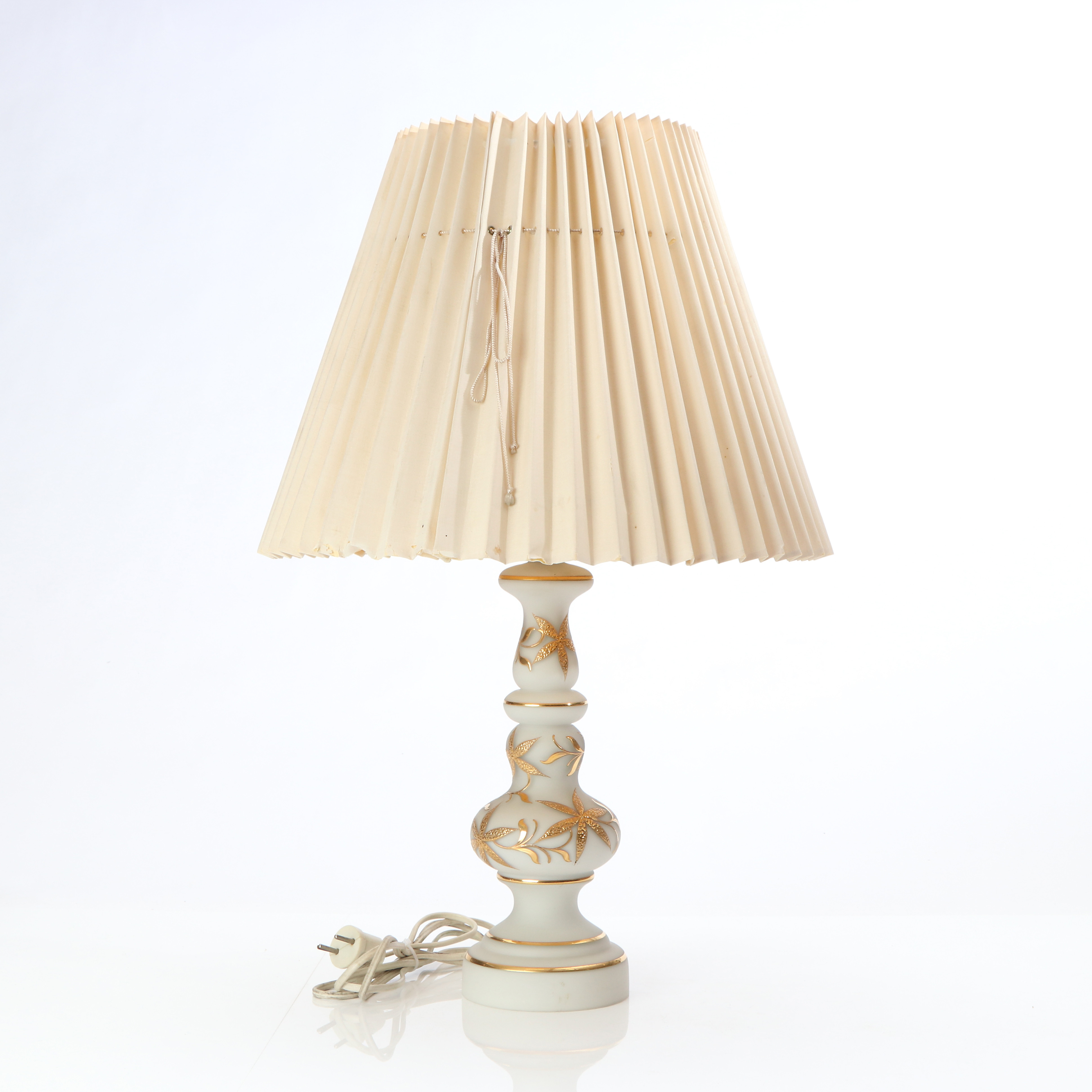 BORDSLAMPA. Opalinglas med gulddekor. 1900-talets första hälft.