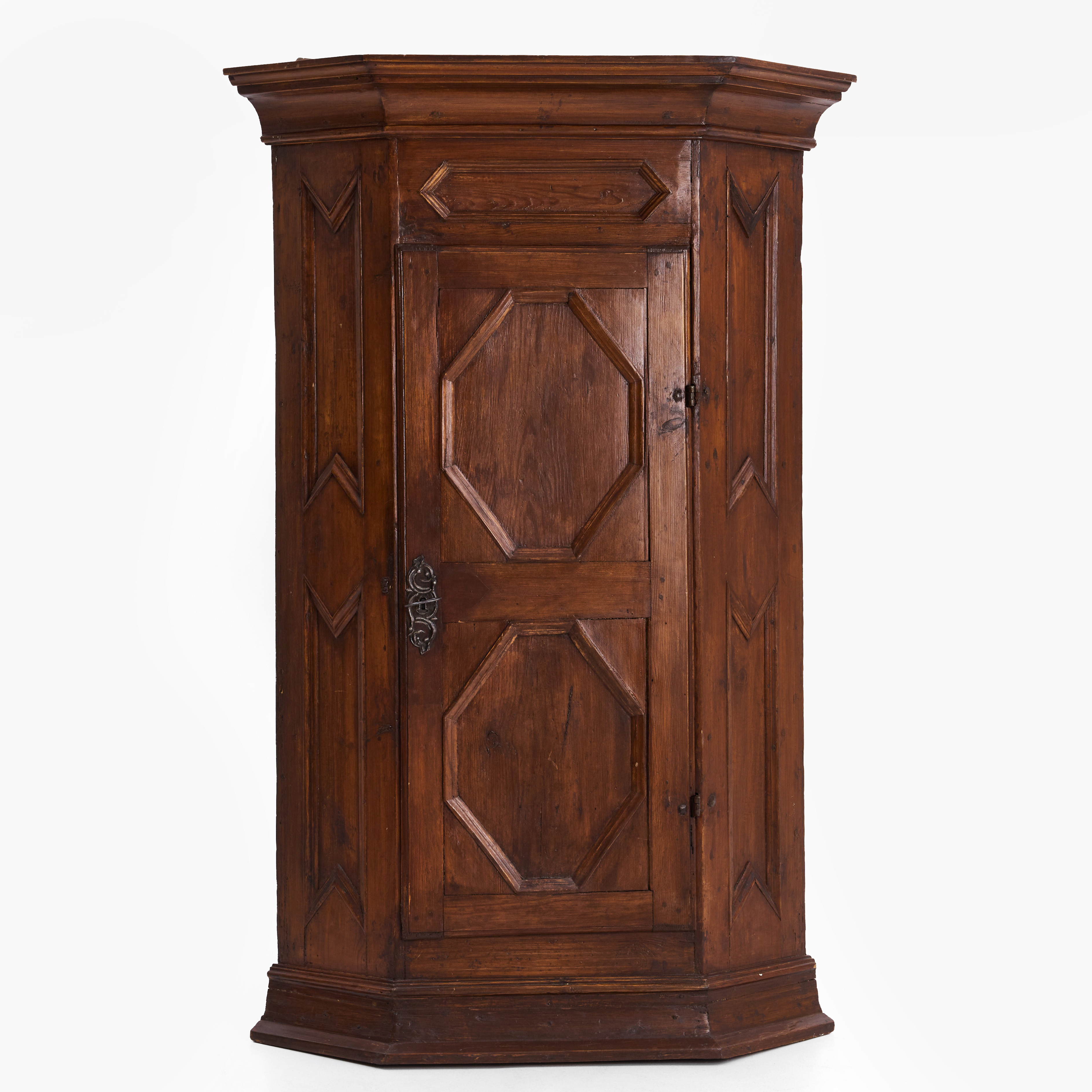 HÖRNSKÅP, 1800, betsad furu, hyllplan.