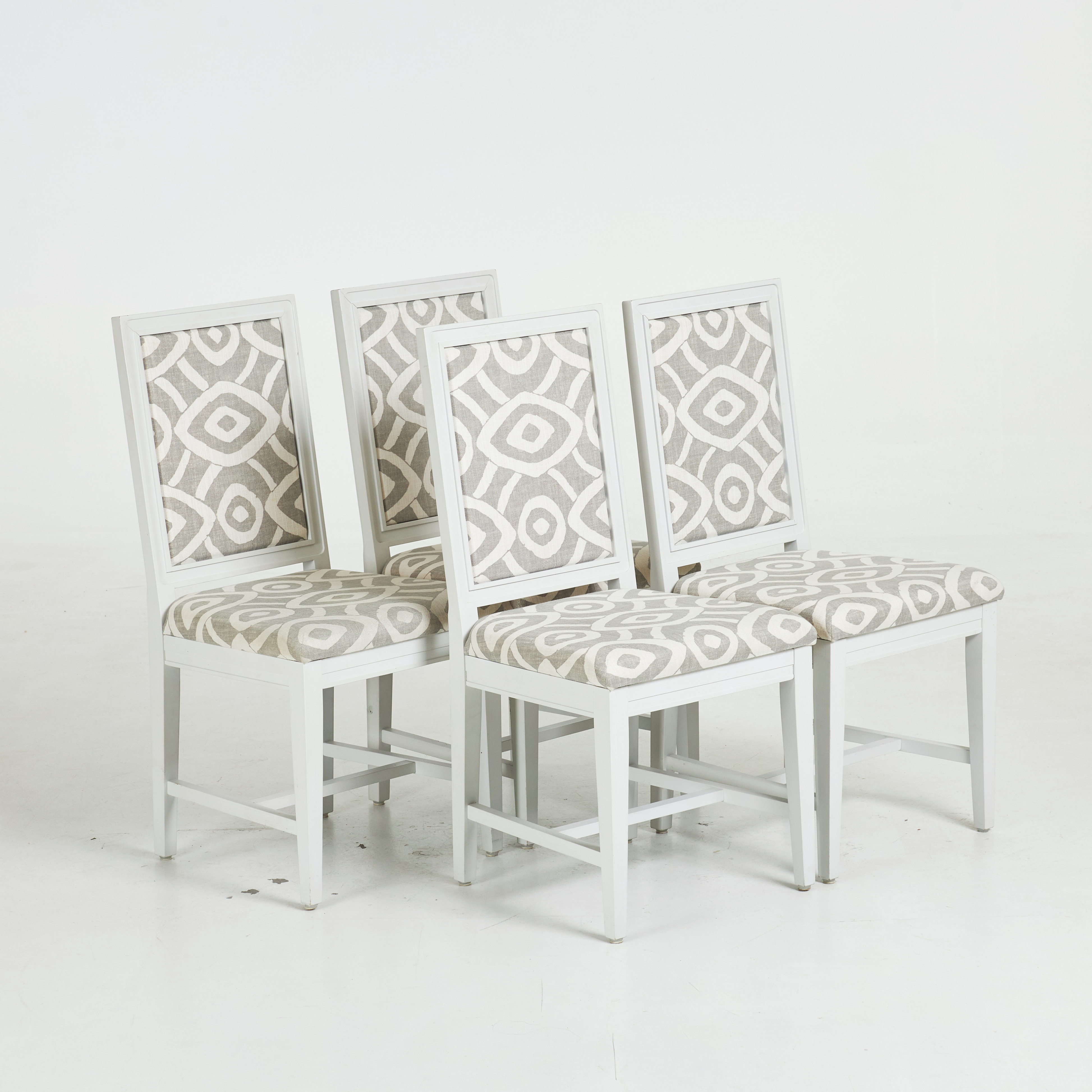 STOLAR. 4 st, Englesson, "Classic" , lackerad i vitt, textilklädel.