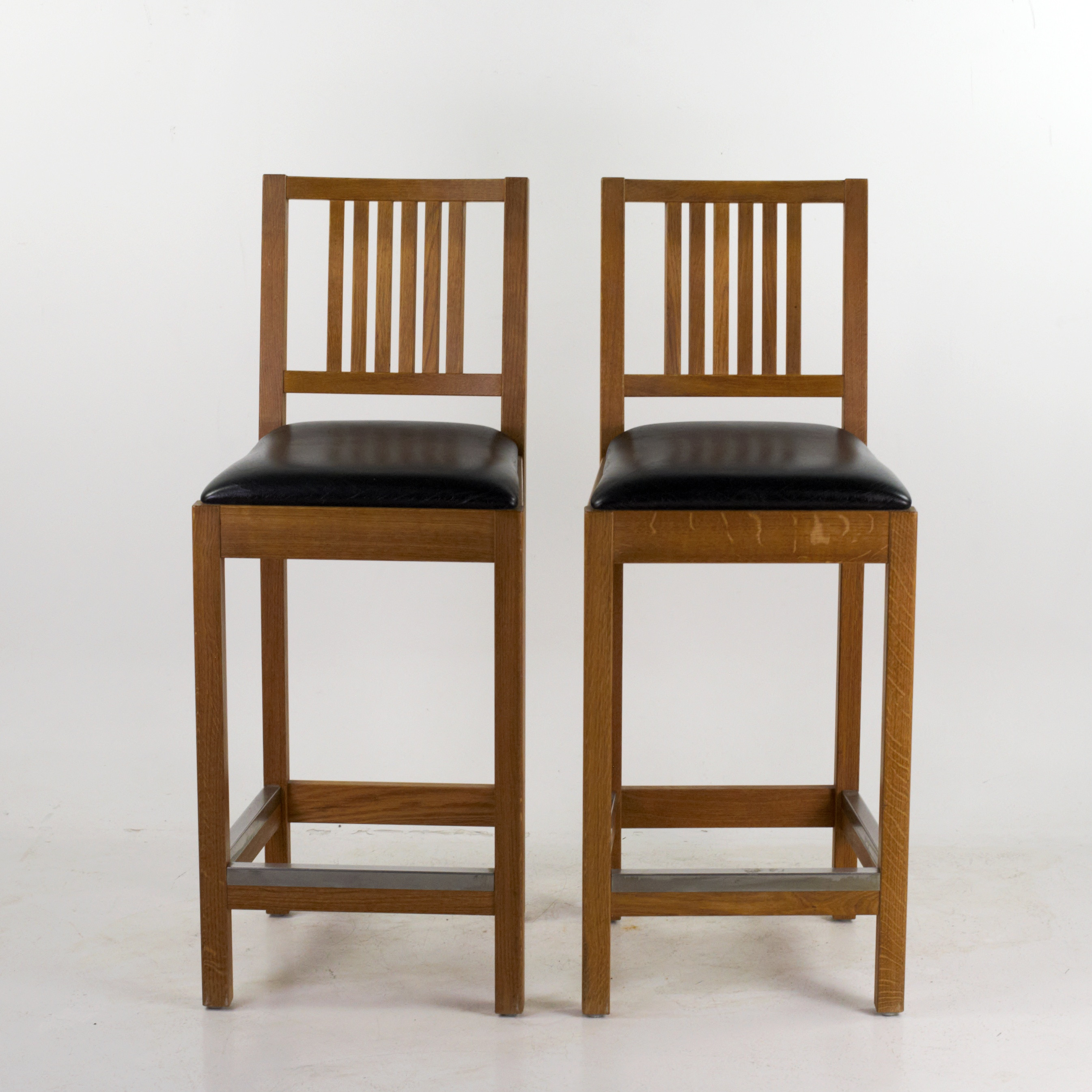 BARSTOLAR, 2 st. "Nova", ek, skinnklädd sits, metallskoning, möjligen Nilssons Möbler, Lammhult, nutida.