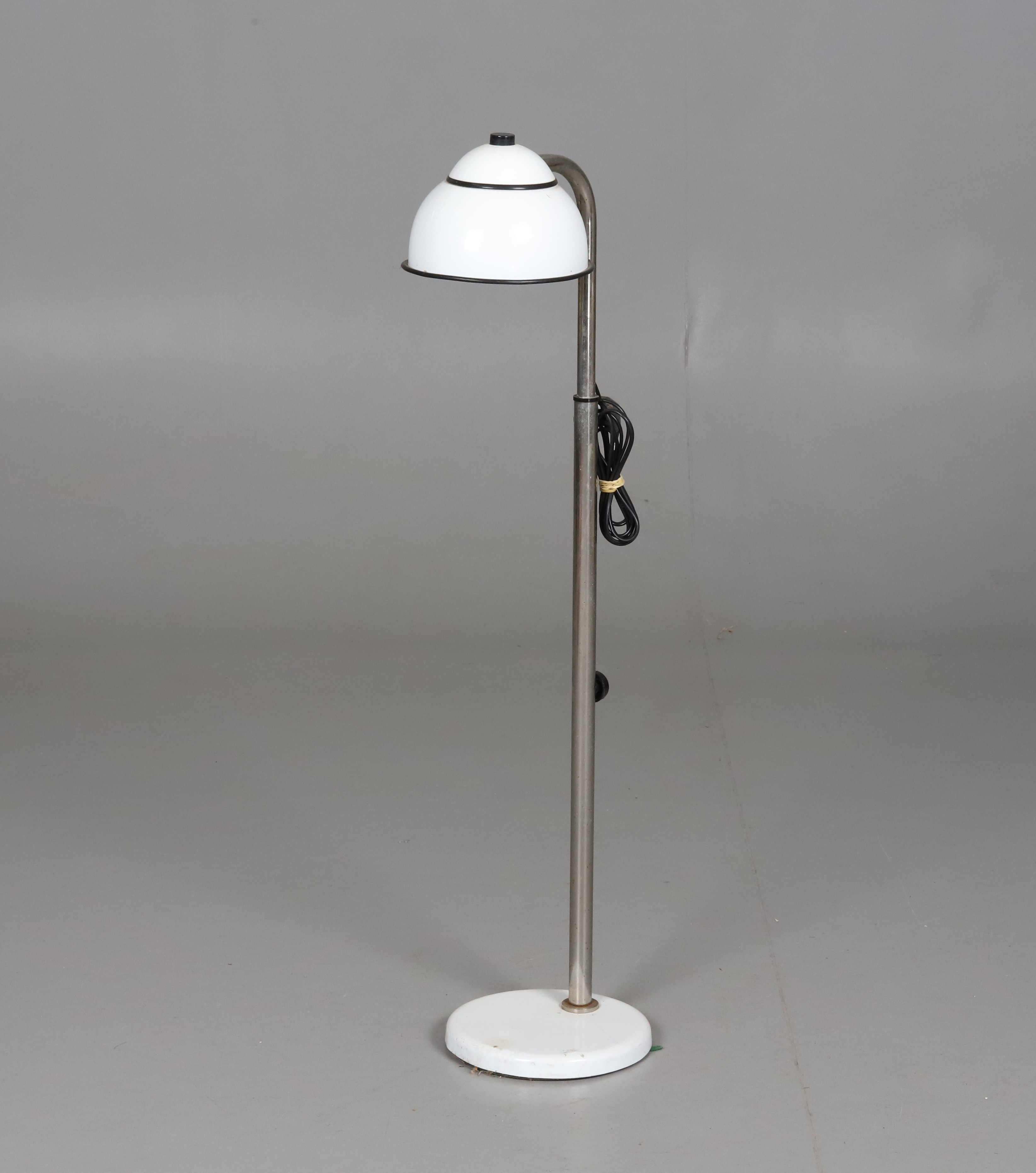 GOLVLAMPA. Förkromad stomme, vitlackerad fot och skärm, höj- & sänkbar.