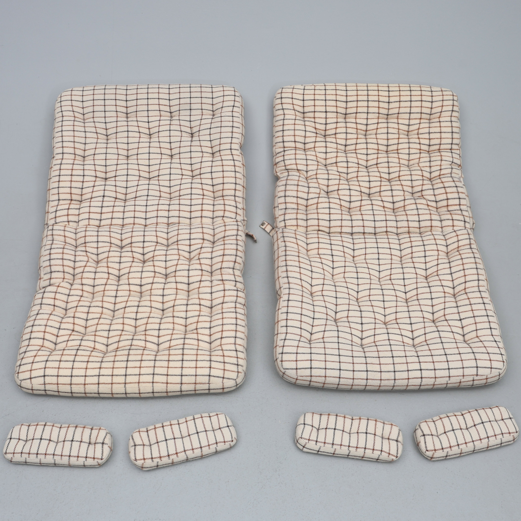 BRUNO MATHSSON. Dynor, ett par, med armstöd, till fåtölj "Karin", DUX.