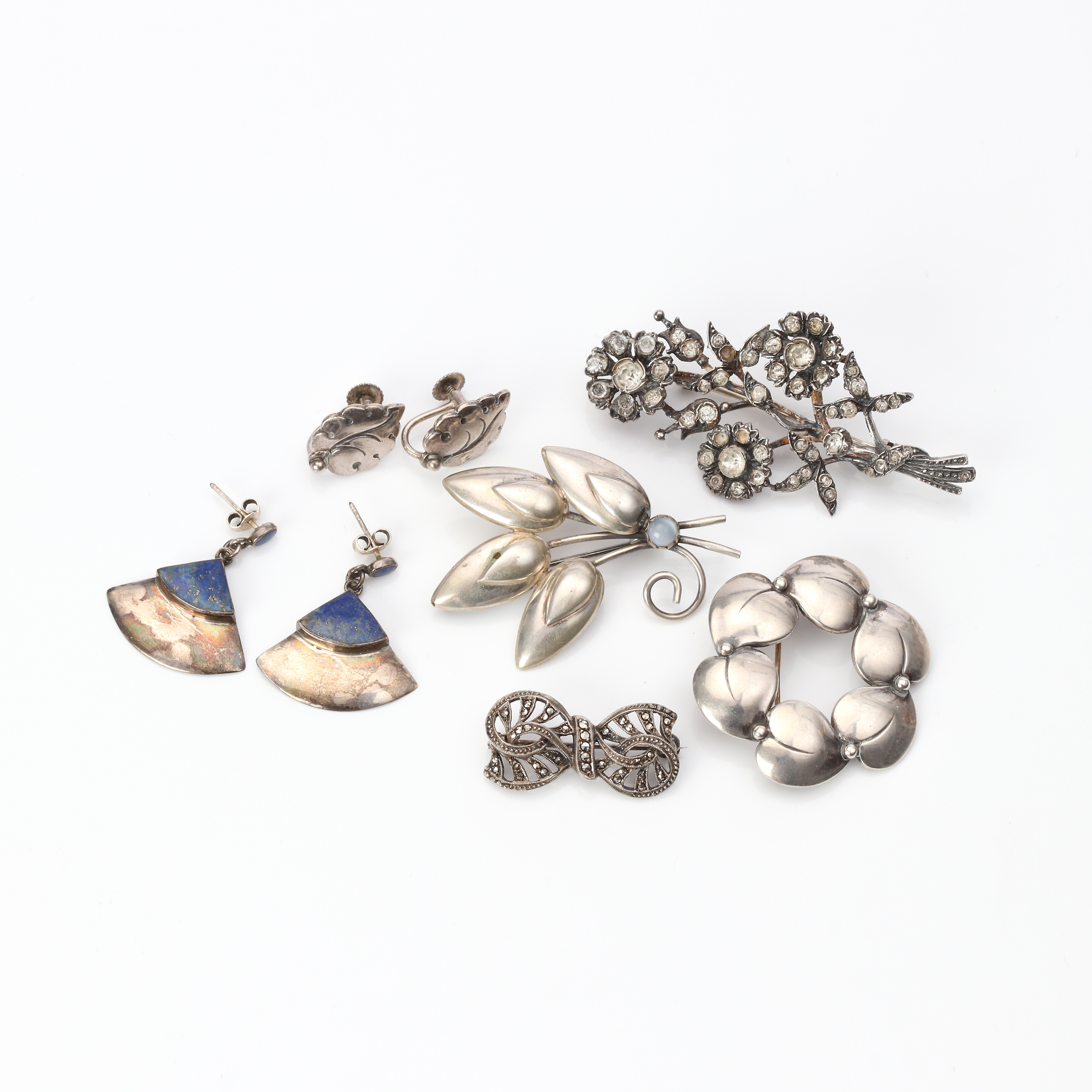 SILVERSMYCKEN, SEX ST. Silver med paste (glas), markasiter mm.